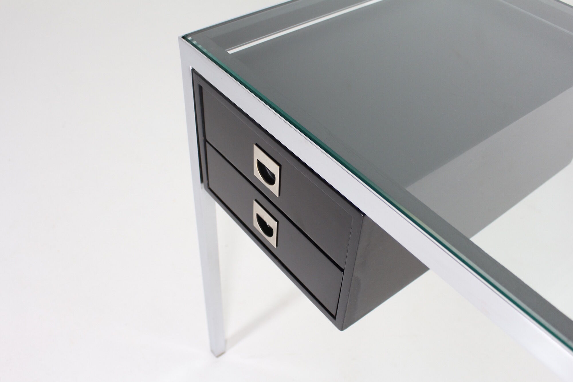 Minimalist medium desk