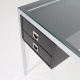 Minimalist medium desk