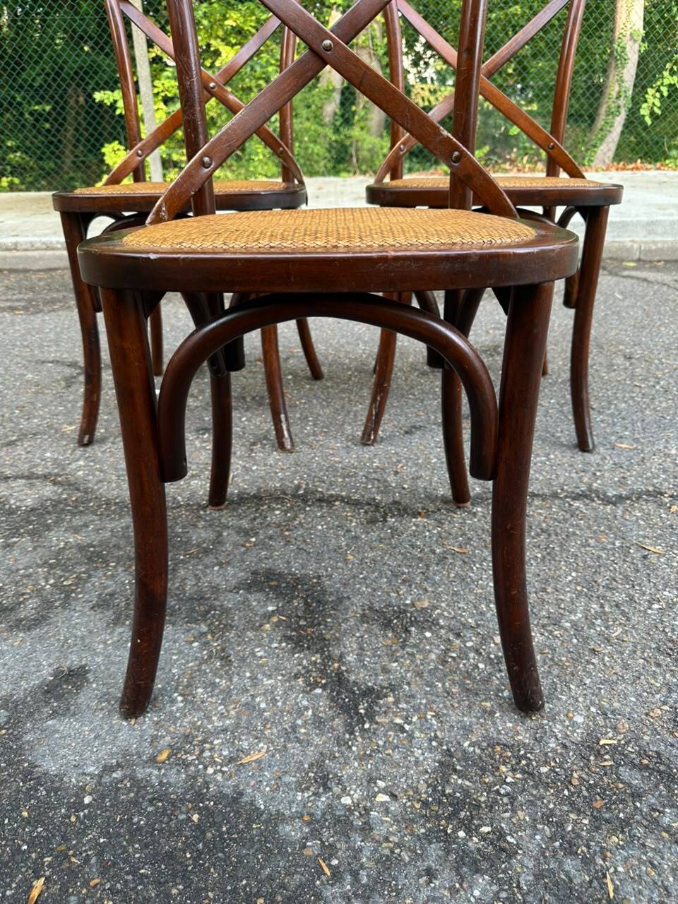 4 bistro chairs with curved wooden backs and cross braces / Crossback