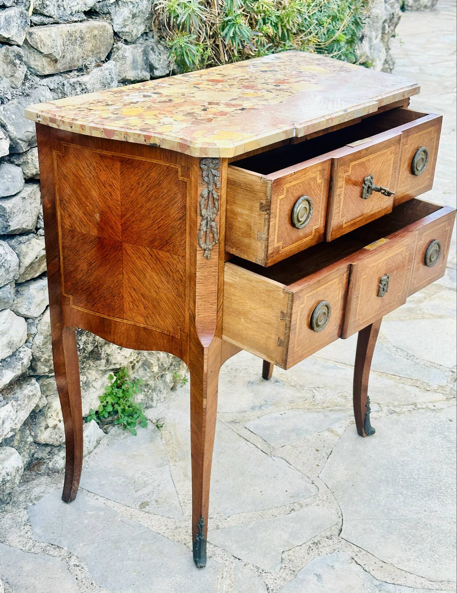 Commode sauteuse à ressaut en Marqueterie de bois de style Transition 