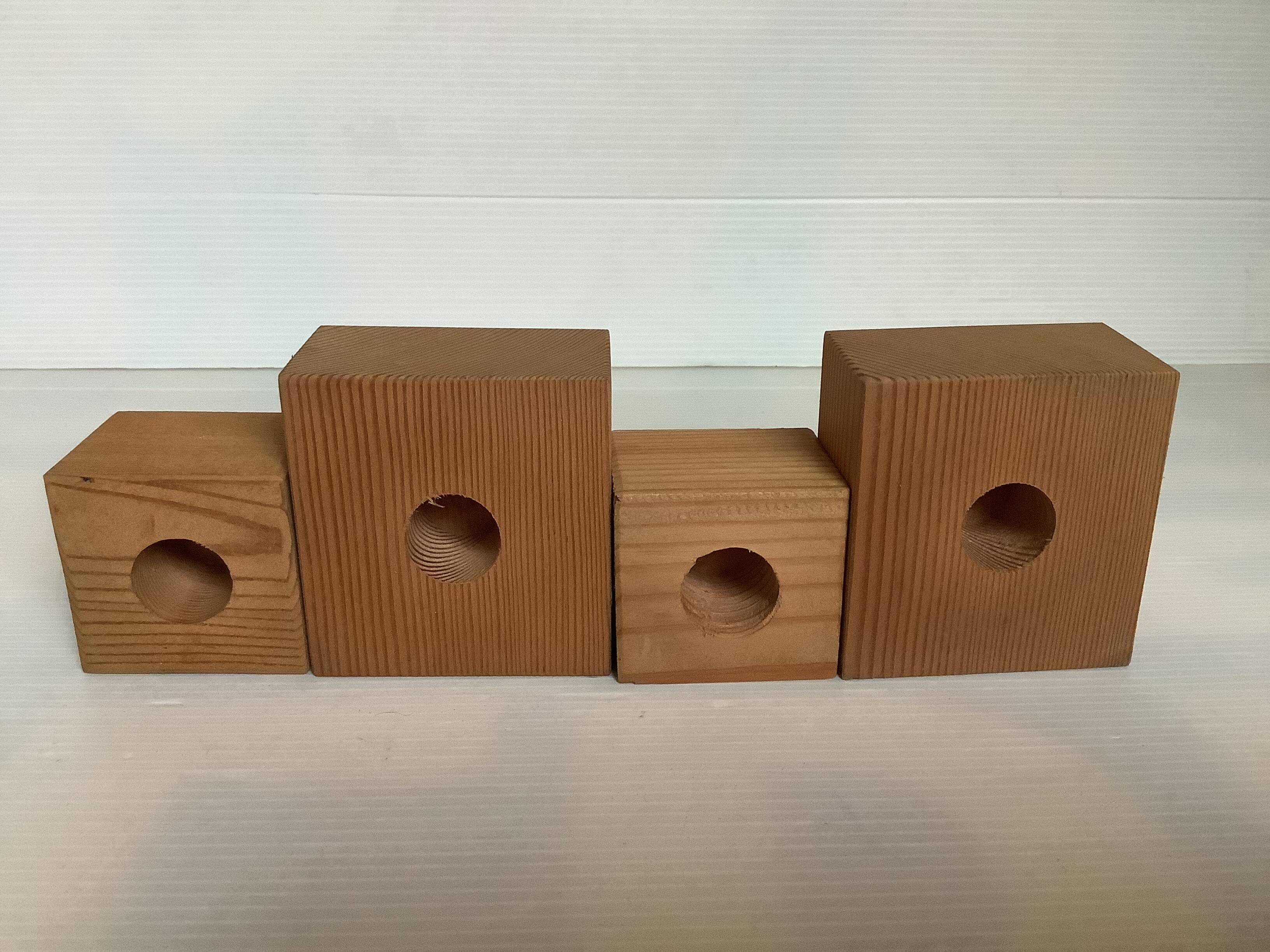 Quatre bougeoirs en bois scandinave