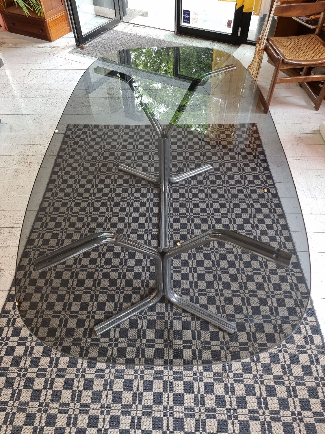 Table à manger années 70 verre fumé et chrome