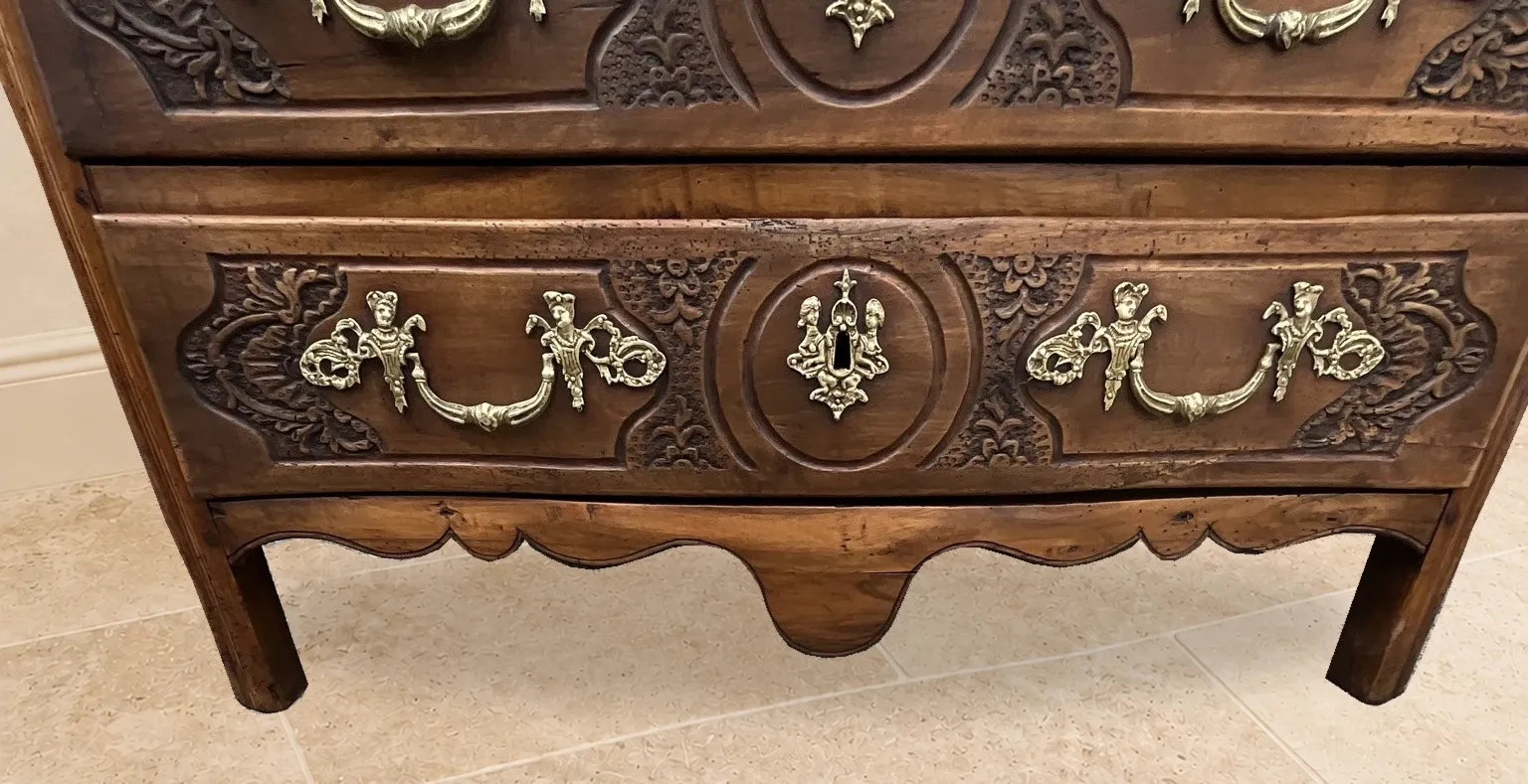 Louis XV walnut commode, 18th century
