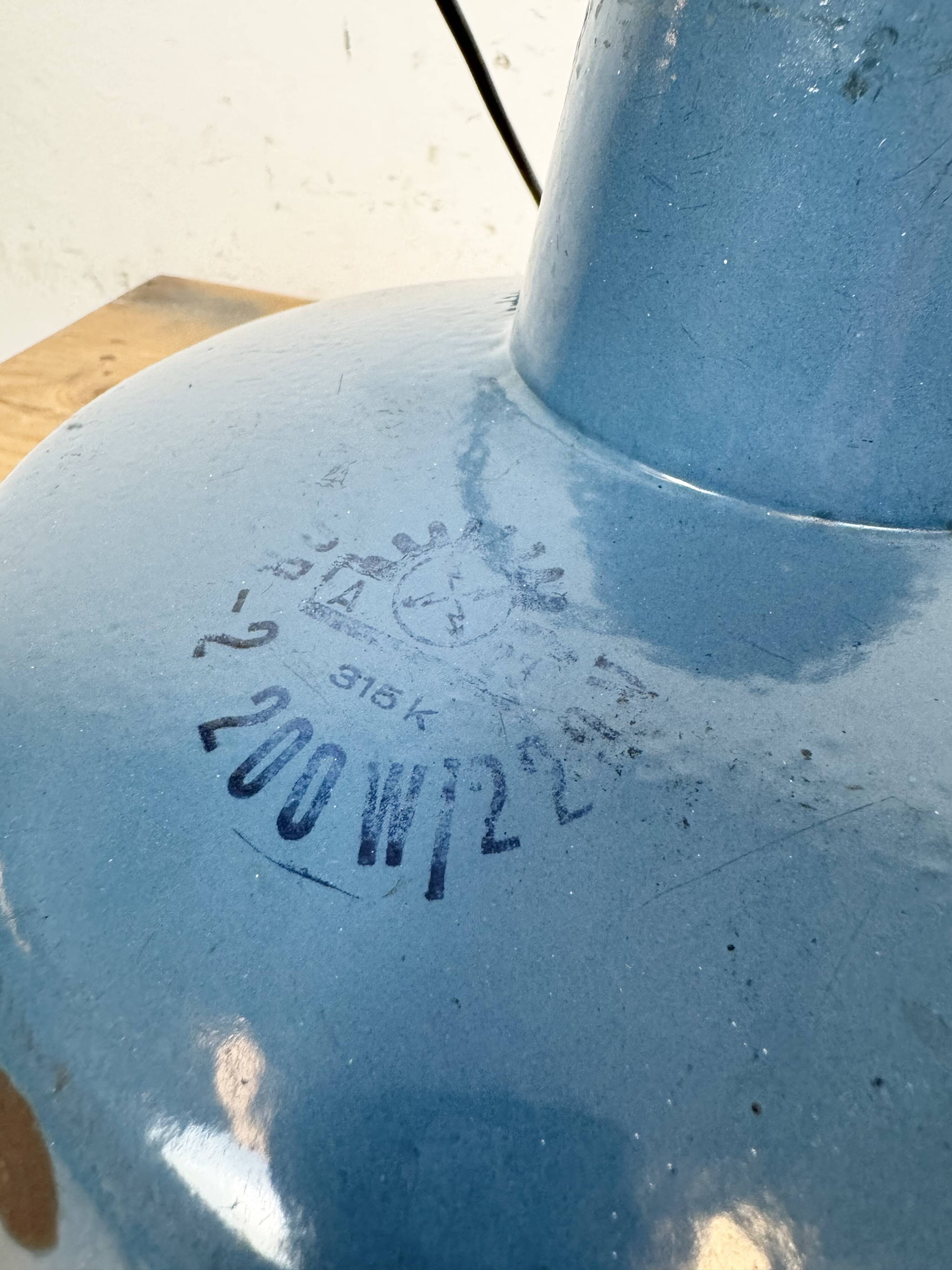 Lampe à suspension industrielle en émail bleu, années 1960