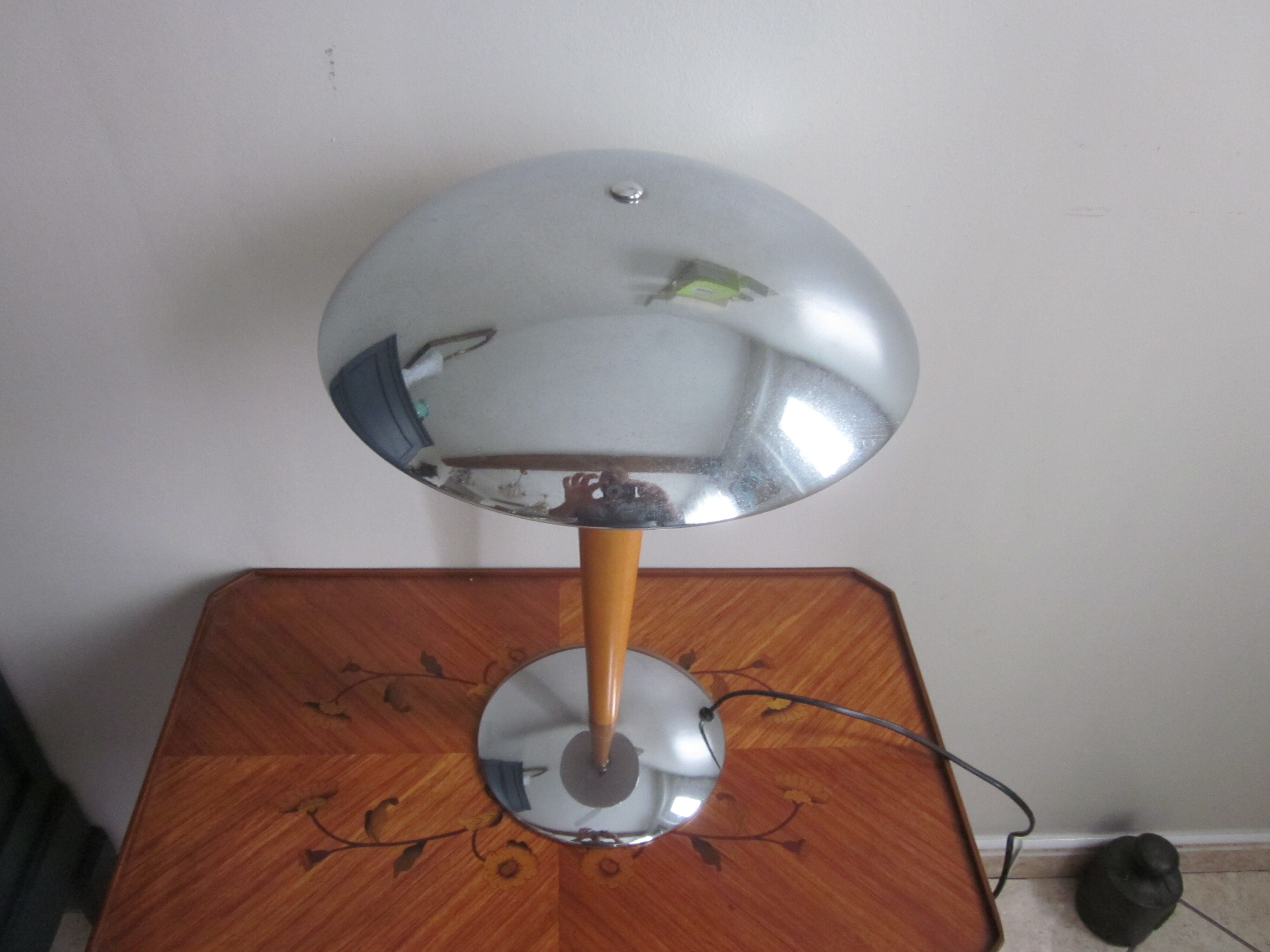 Lampe de bureau en metal chromè et bois