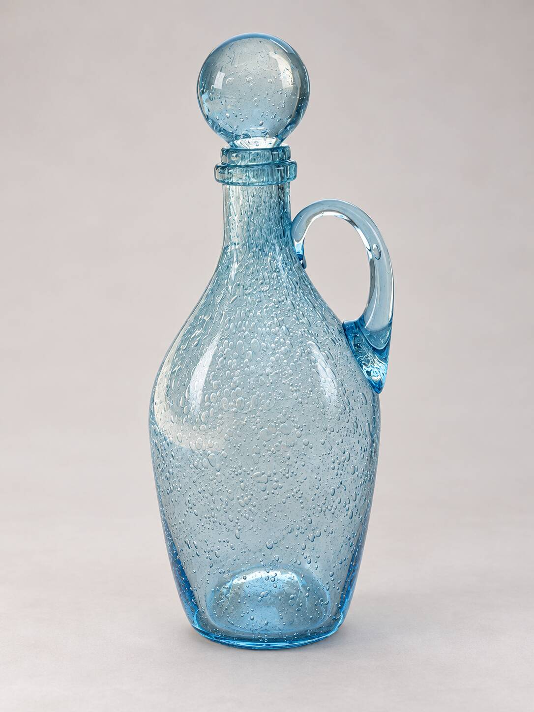 Carafe vintage en verre bullé bleu avec bouchon