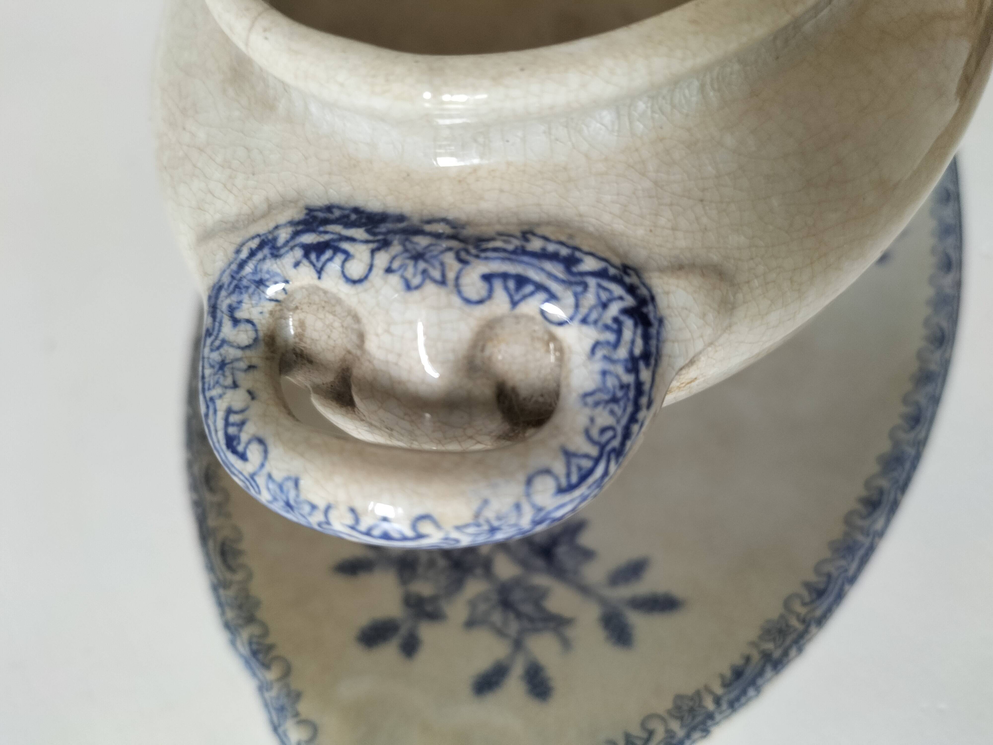 Small vegetable dish on a stand HB Choisy-le-Roi decoration Pine late 19th century