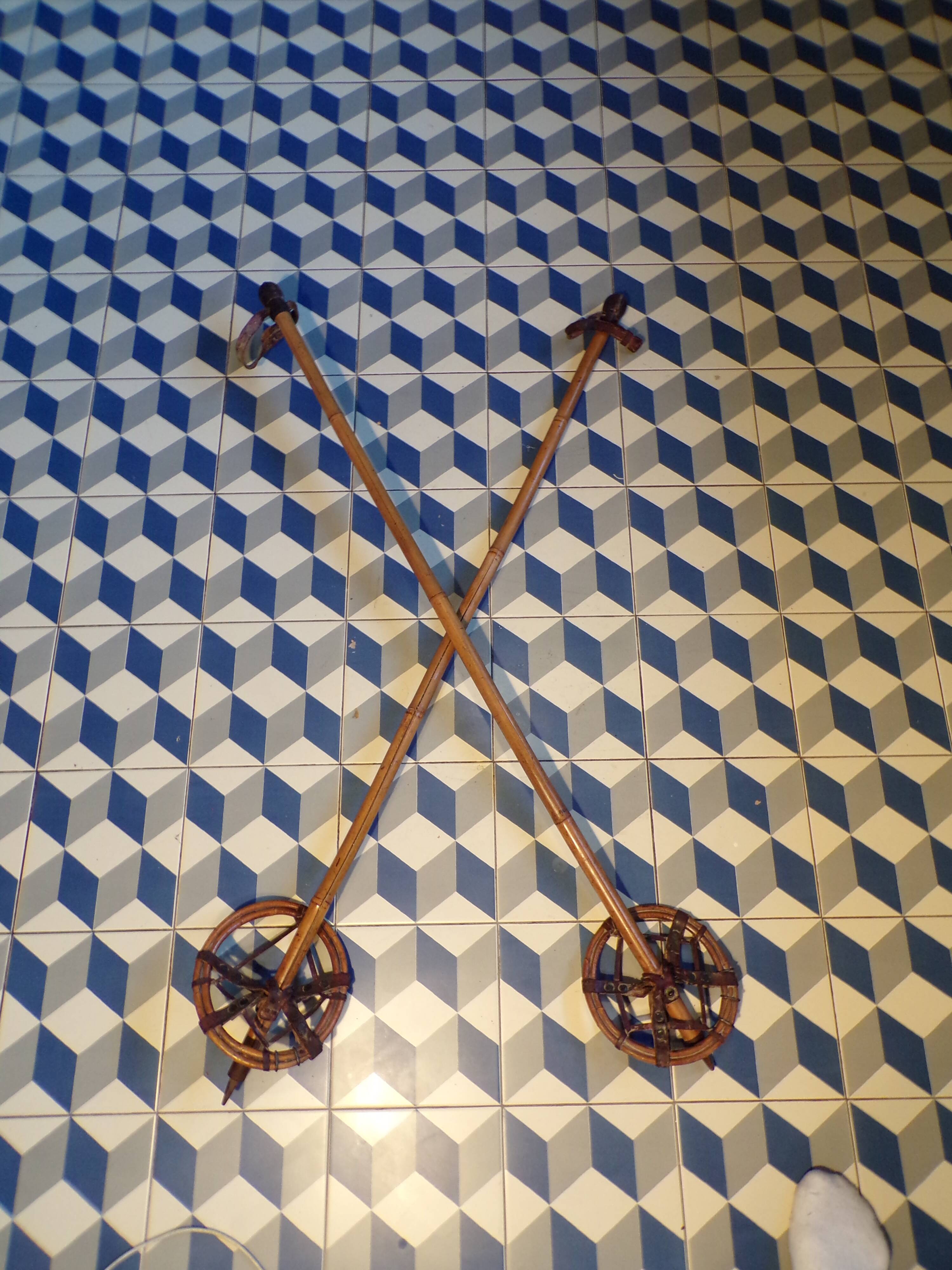 Bâtons de ski vintage en bambou