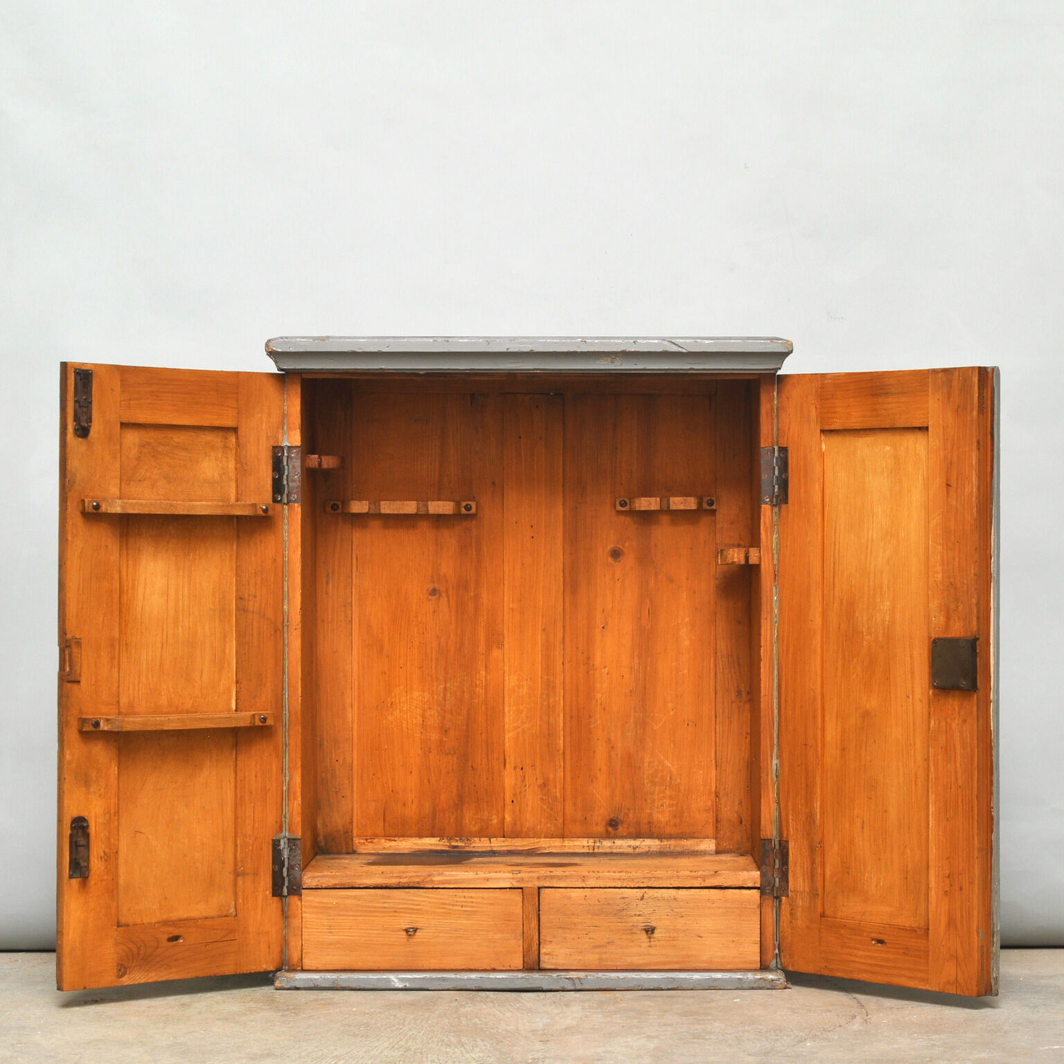 Hanging cabinet