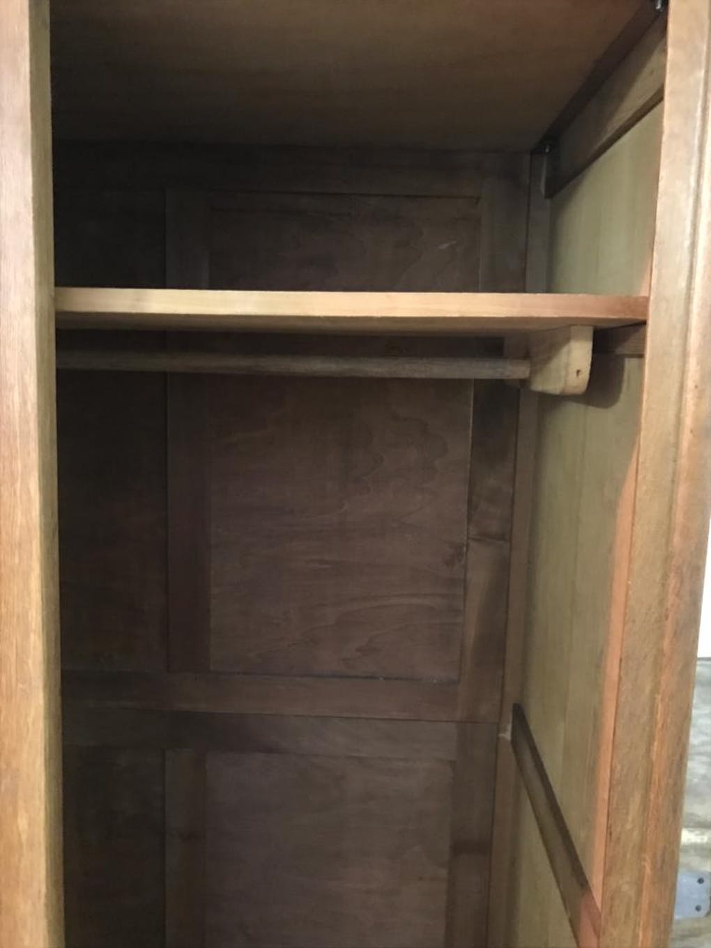 Sliding-door cabinet