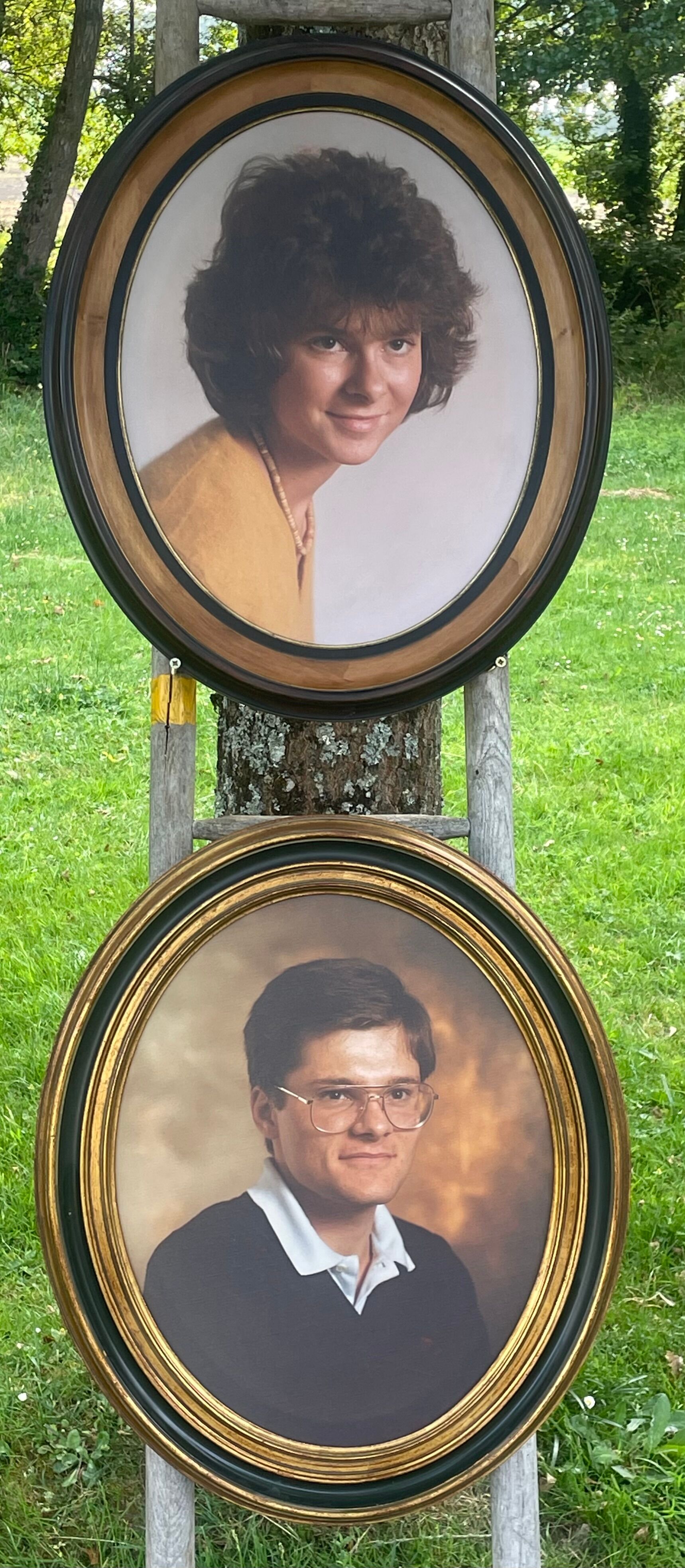 Set of 2 medallion frames in molded wood and canvas