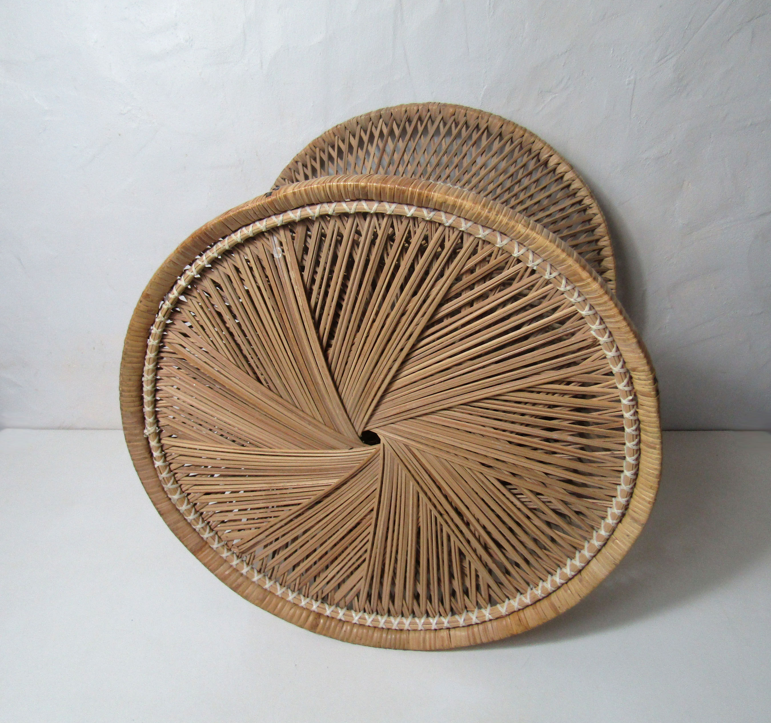 Table basse sablier en rotin vintage