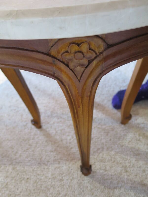 Table basse Ronde-Bois sculpté-Marbre blanc veiné-Style régence/louis XV