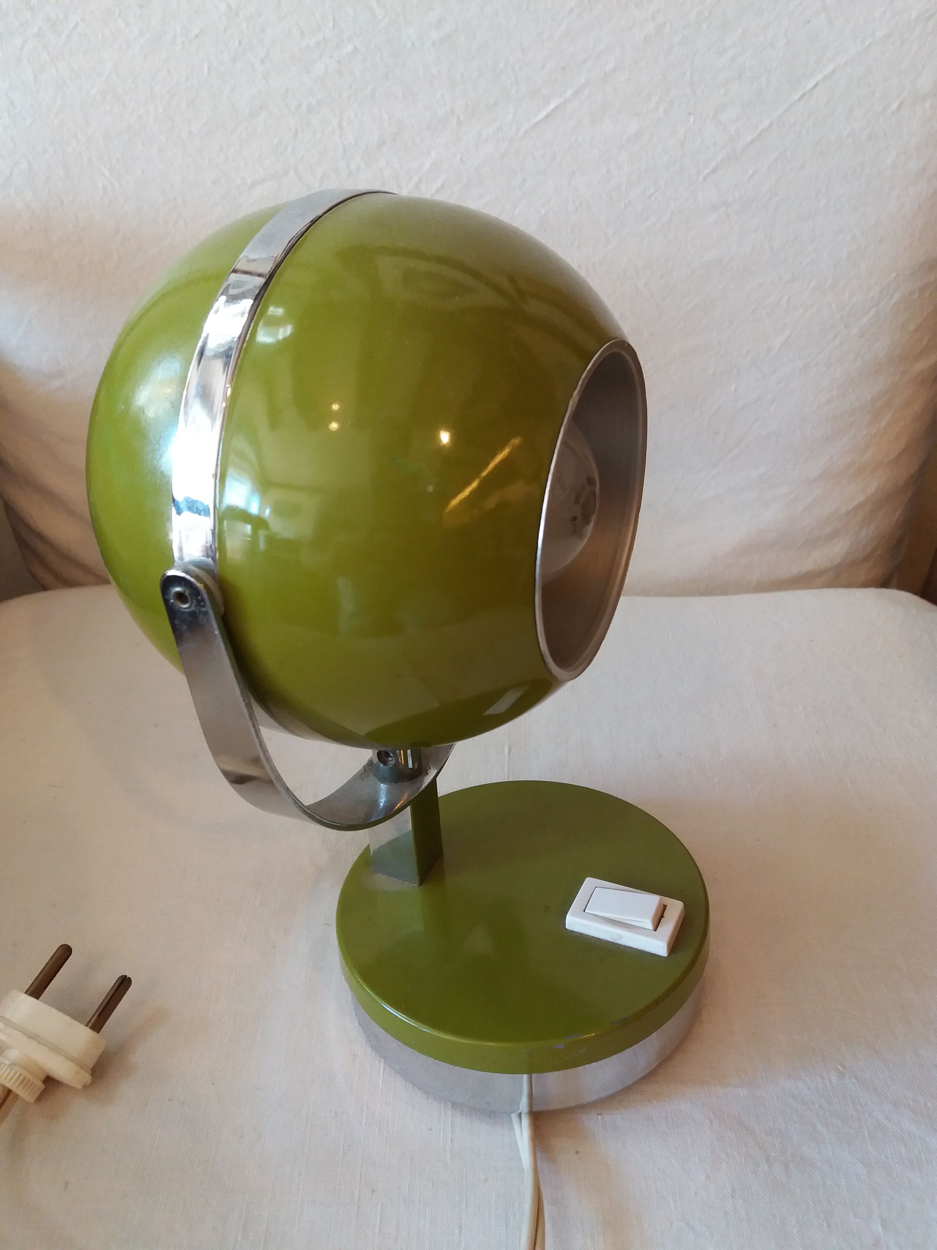 Light olive green eyeball