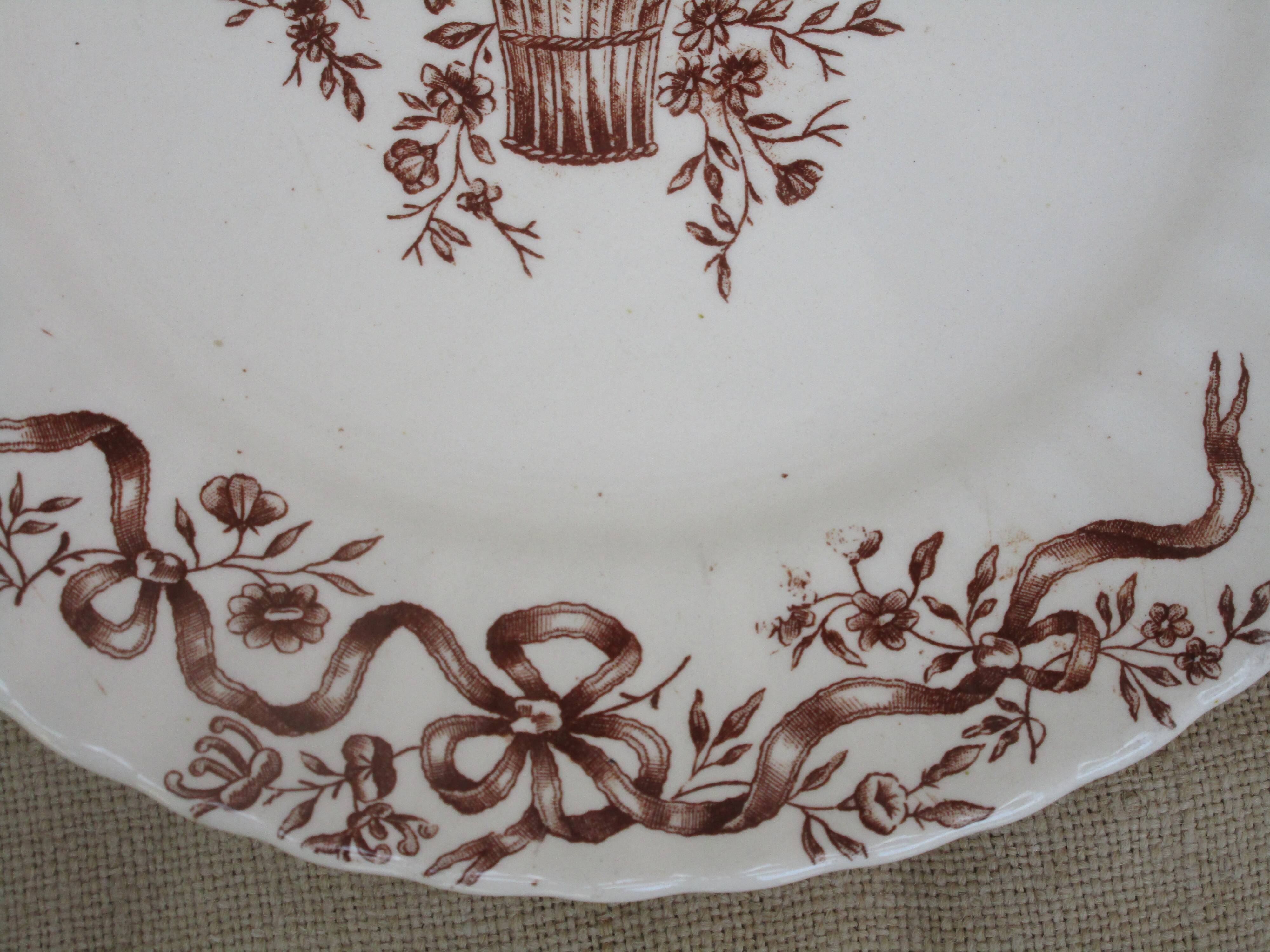 Long-field standing plate with floral ribbon decor
