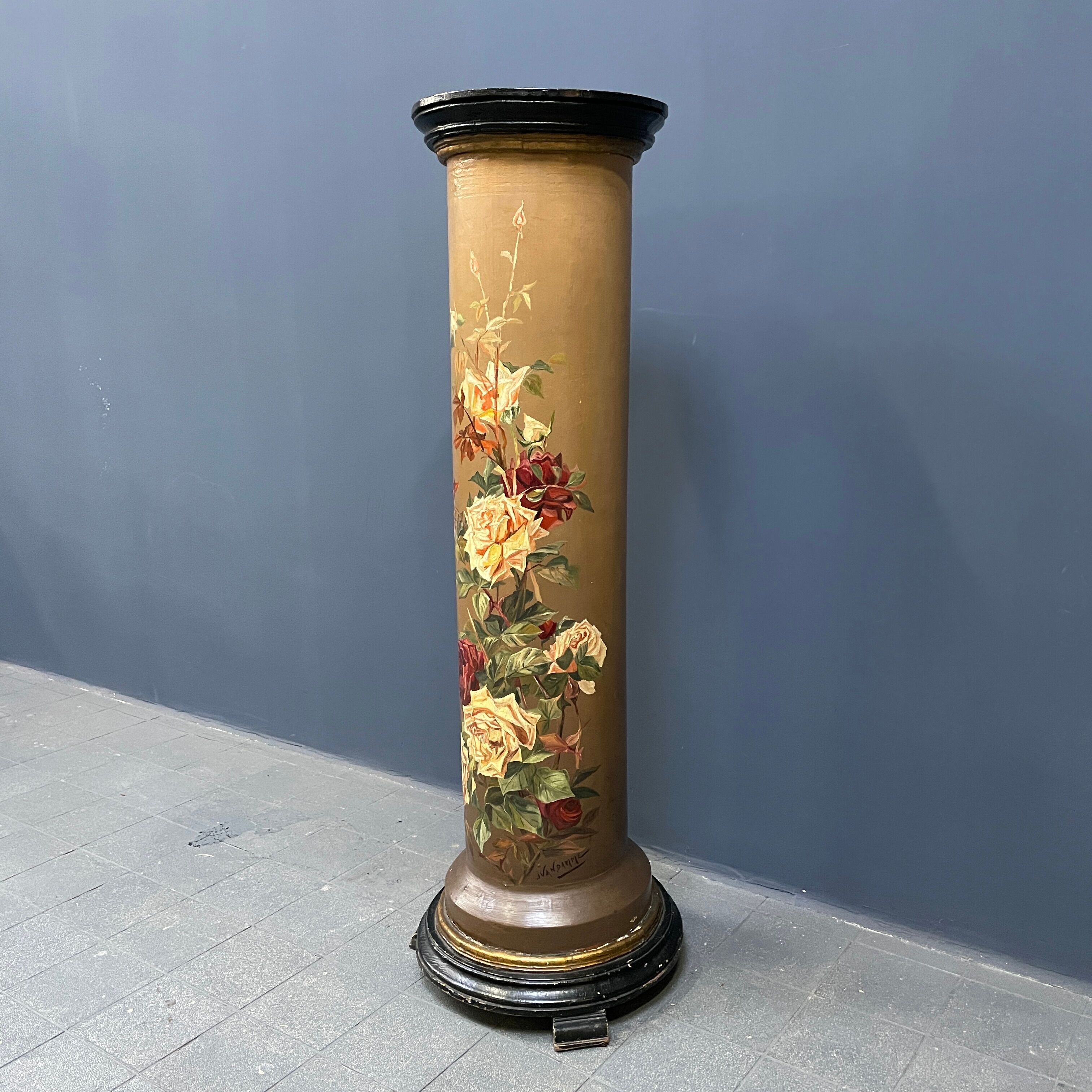 Colonne antique peint avec des fleurs
