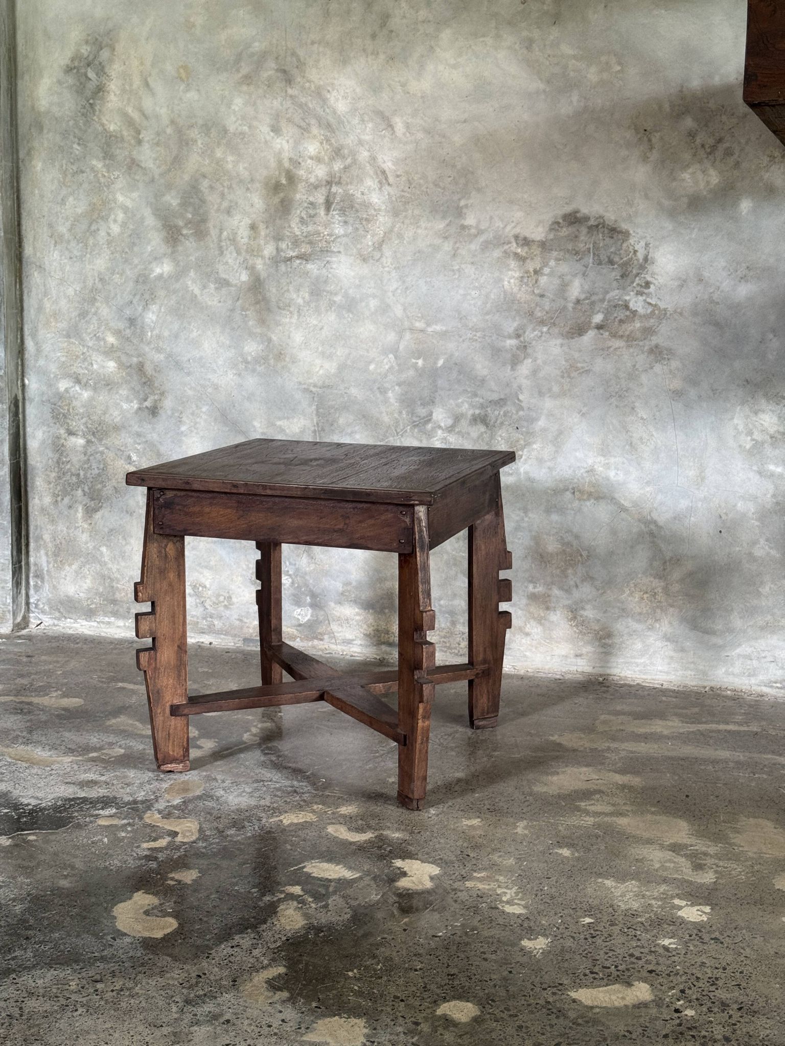 Coffee table, petite table basse indonésienne ancienne moderniste en teck