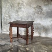 Coffee table, petite table basse indonésienne ancienne moderniste en teck