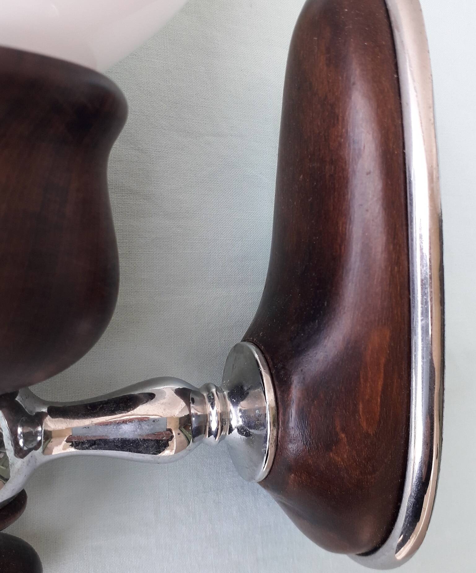 Paire d'appliques en métal chromé, bois et opaline