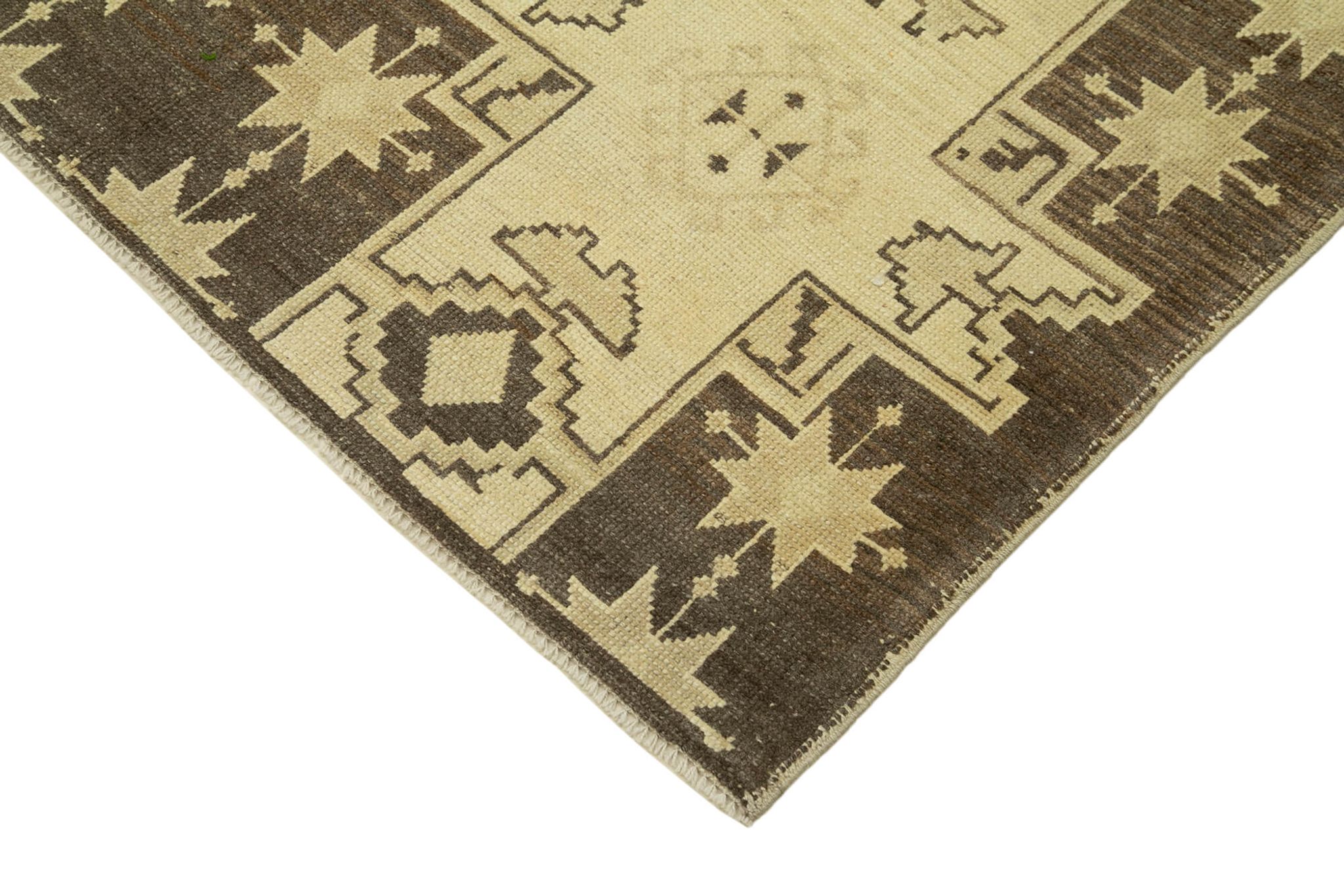 1950s hand-knotted turkish beige rug 135 cm x 236 cm