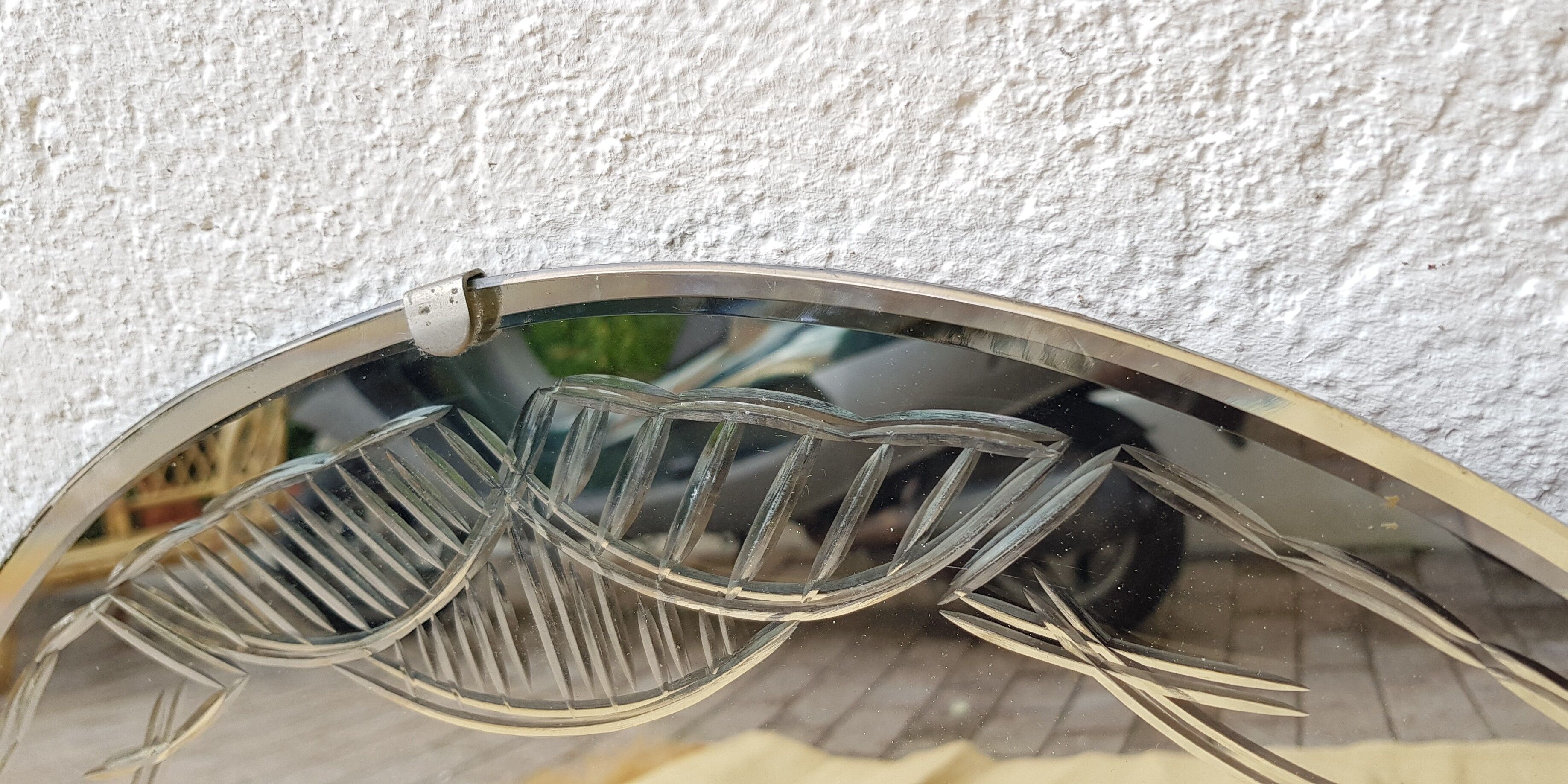 Bevelled and chiseled round mirror