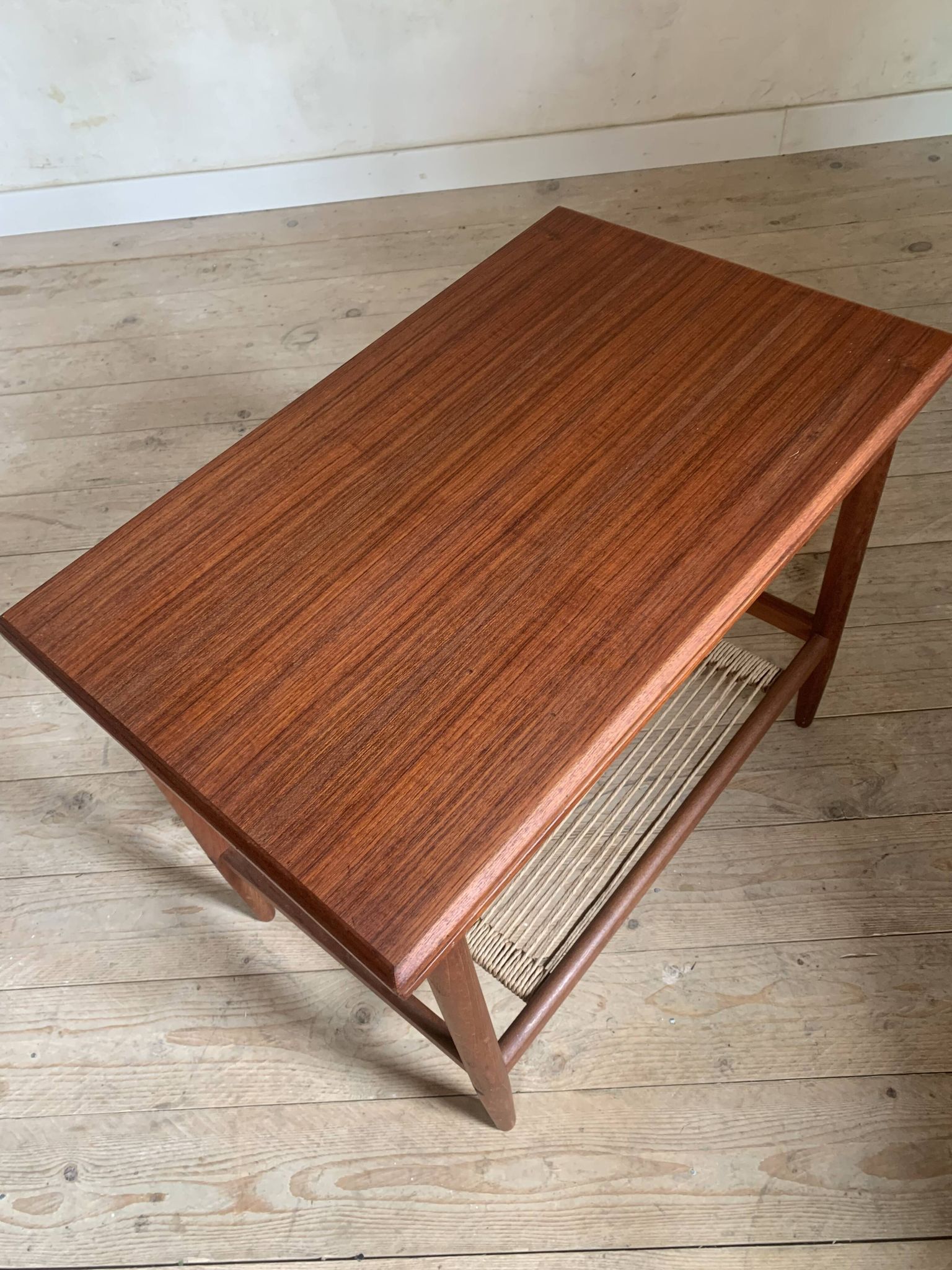 Table basse porte revue vintage en teck et corde