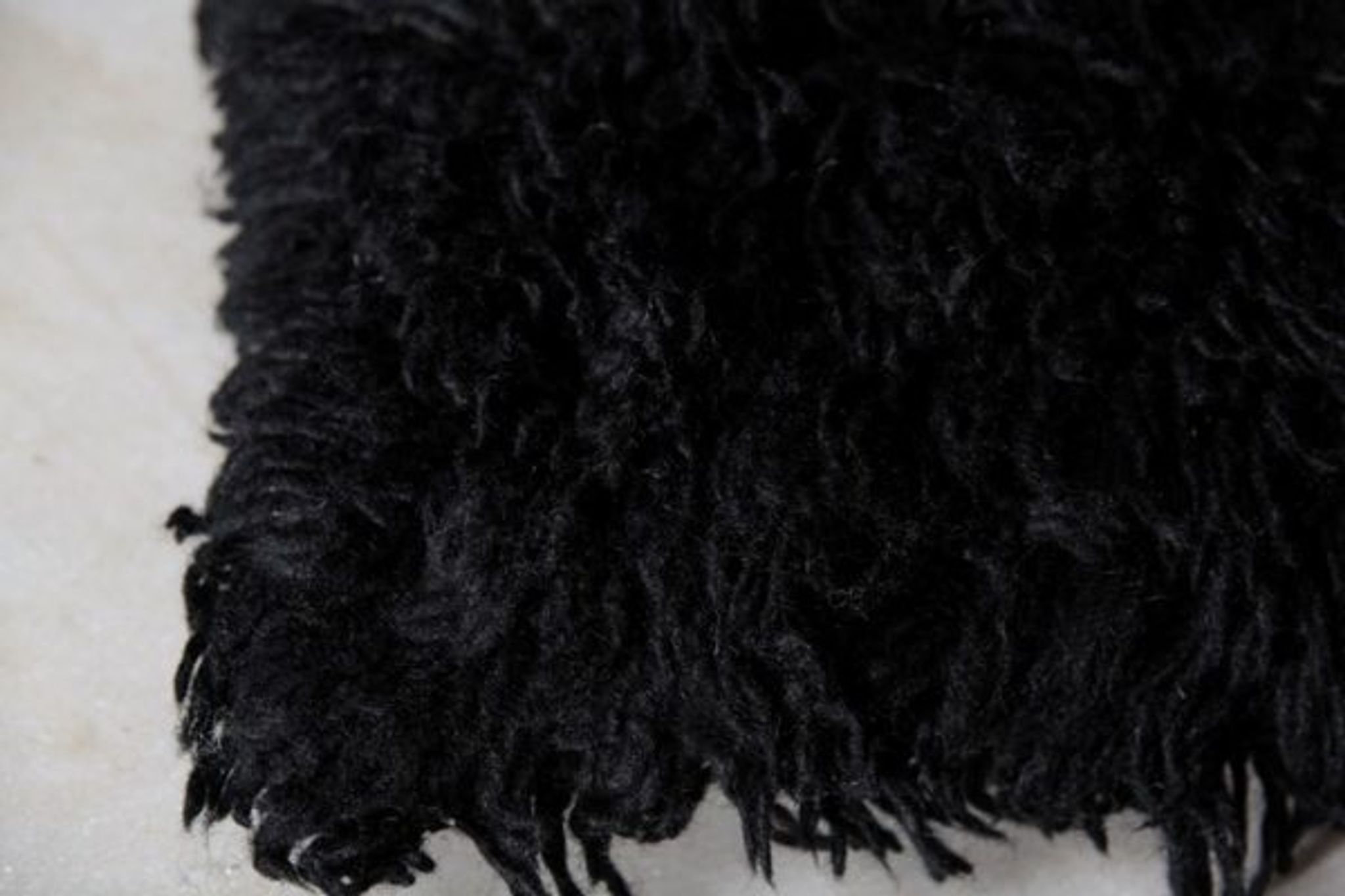 Coussin berbère noir en laine 40x40