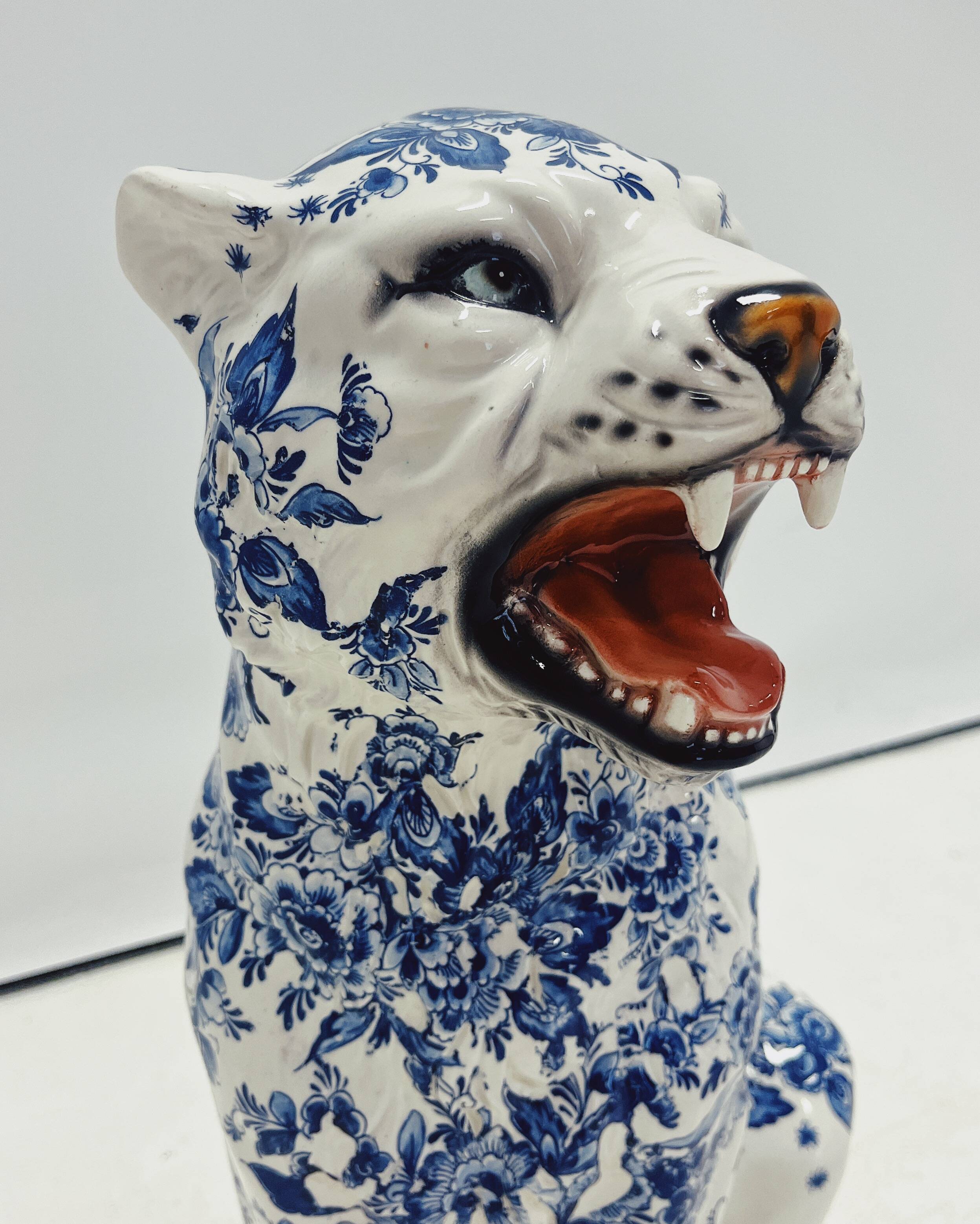 Statue de tigre en céramique bleu de Delft