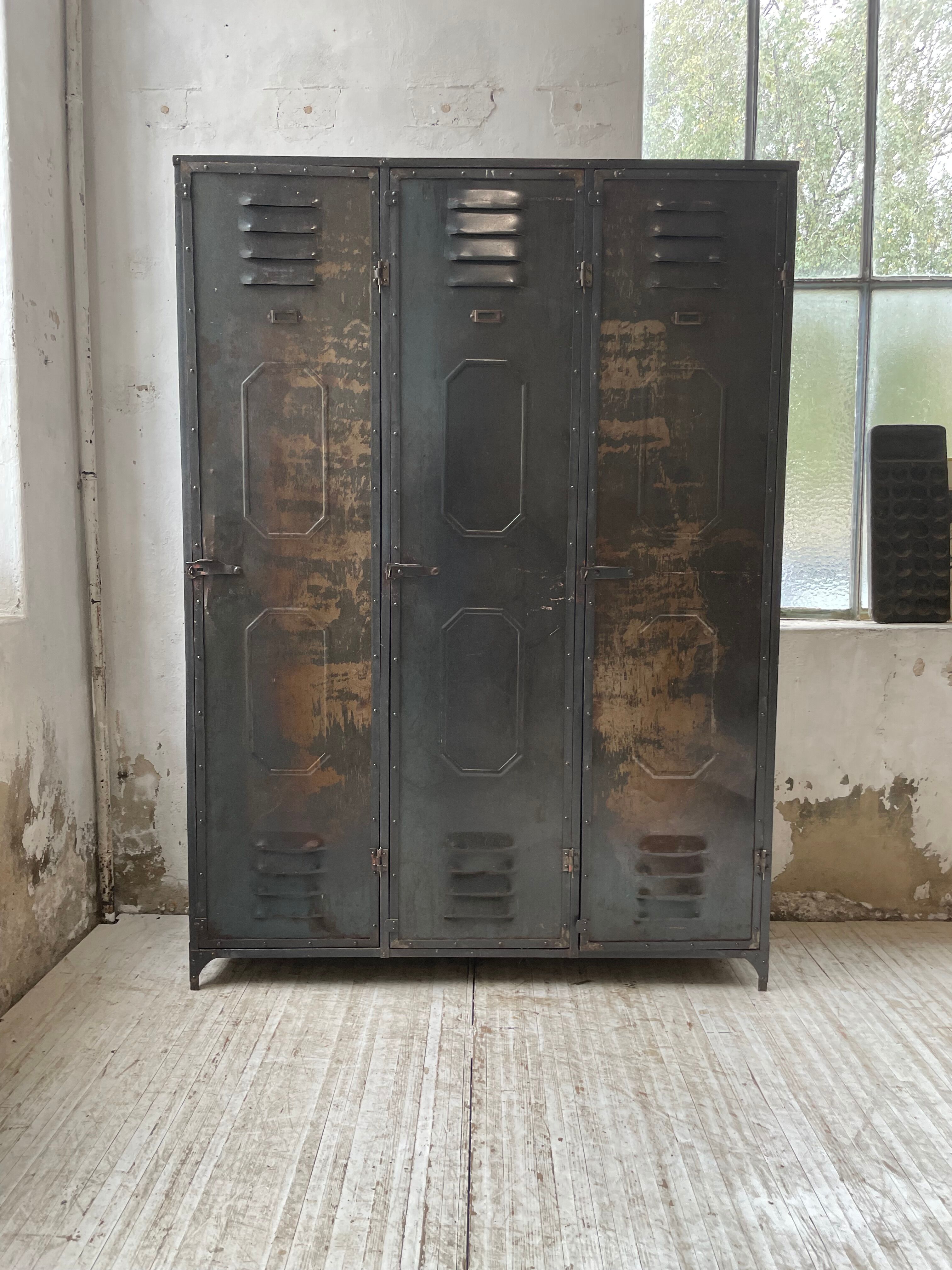 Riveted metal cloakroom Swchartz 1920