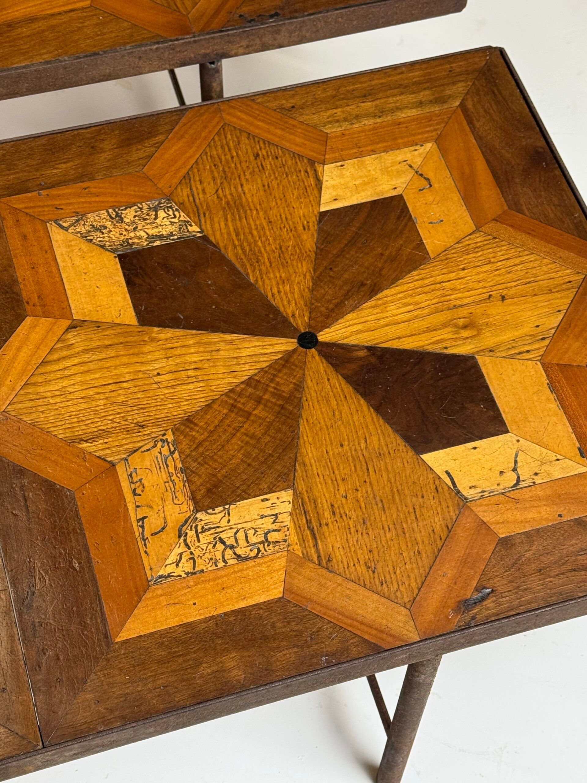 Tables basses en marqueterie (ensemble) 19e siècle