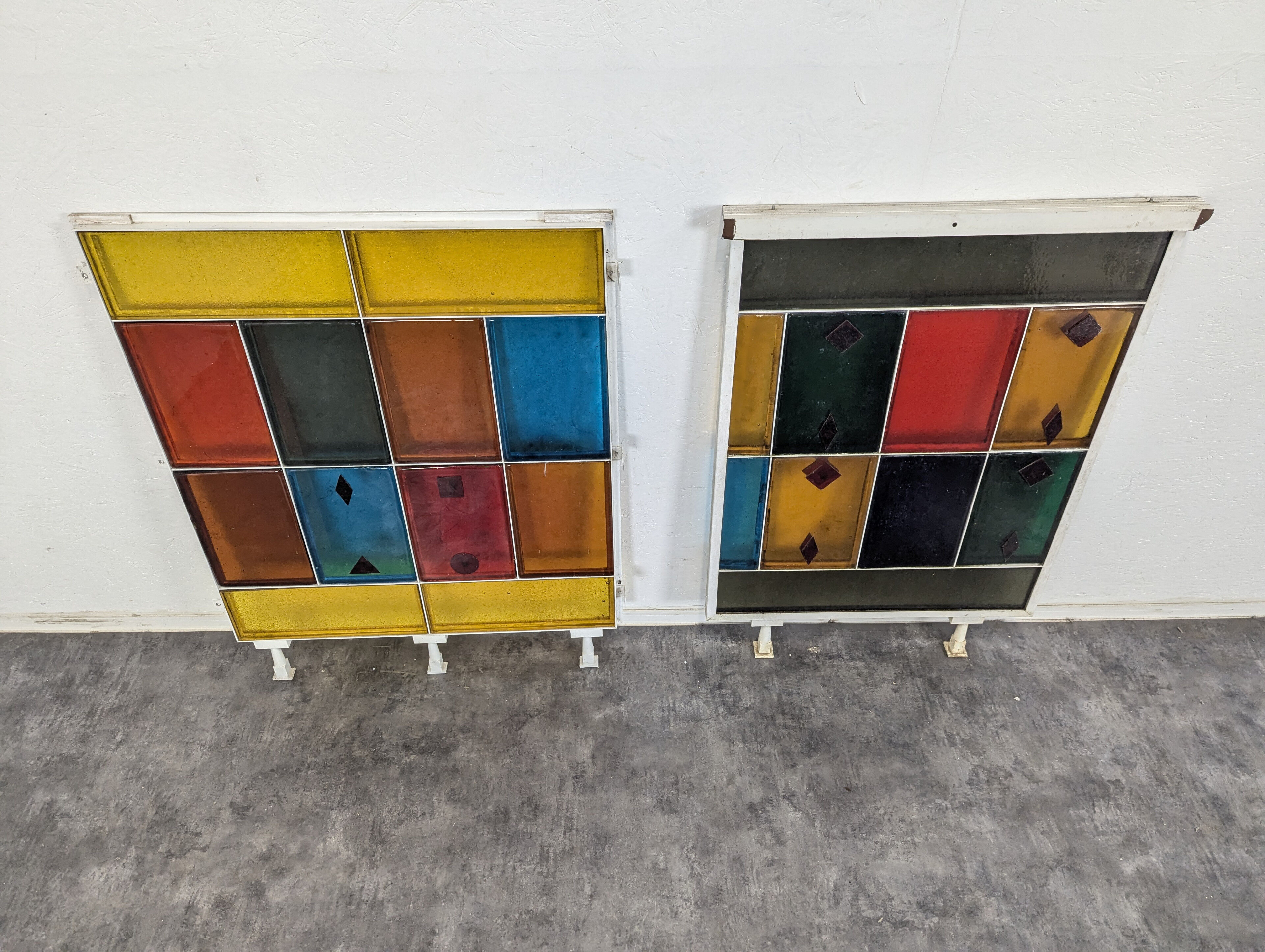 Panels made of thick colored glass slabs from Saint Gobain