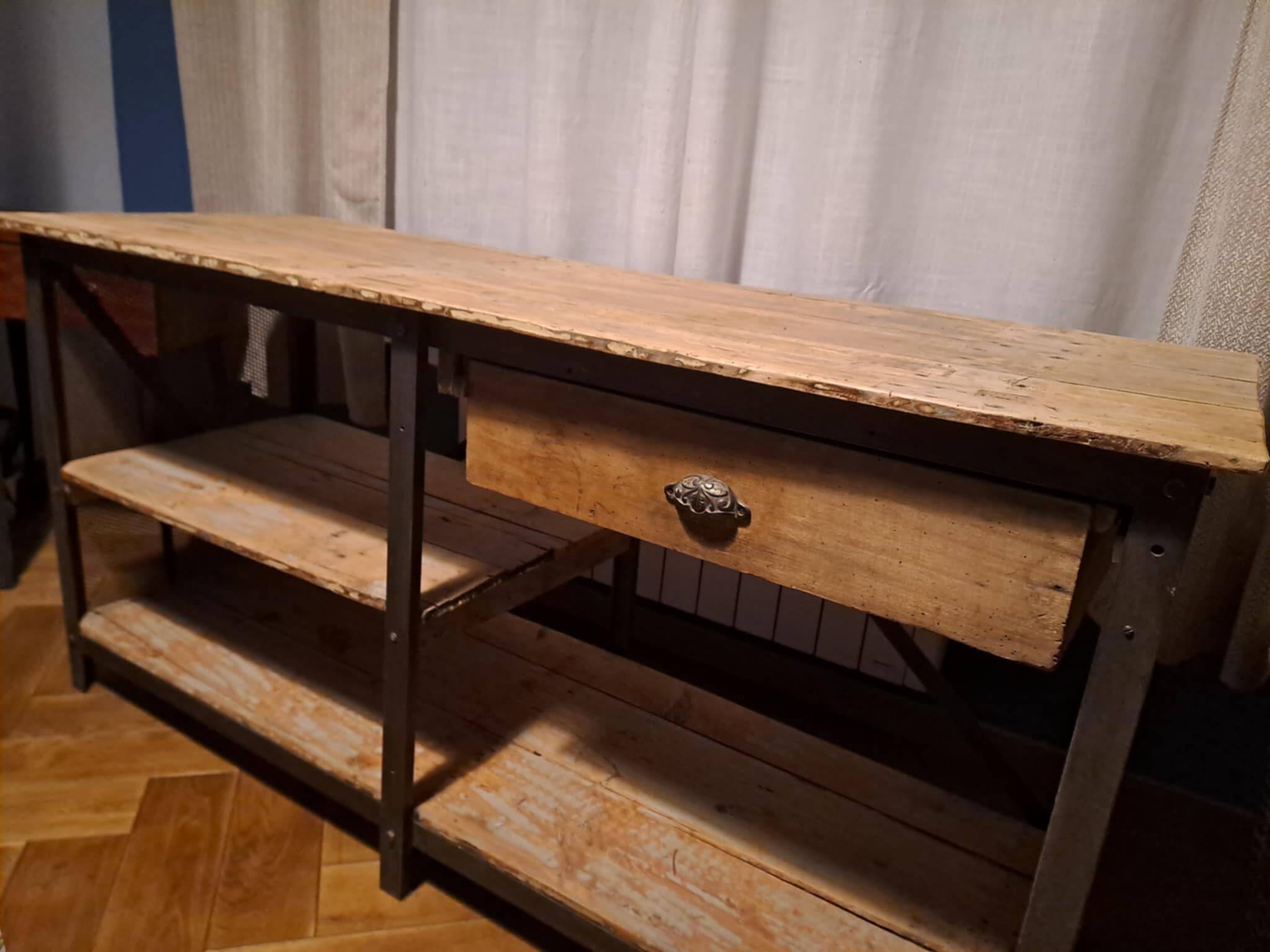 Industrial-style decorative furniture. Visible in the series Le Baron noir.