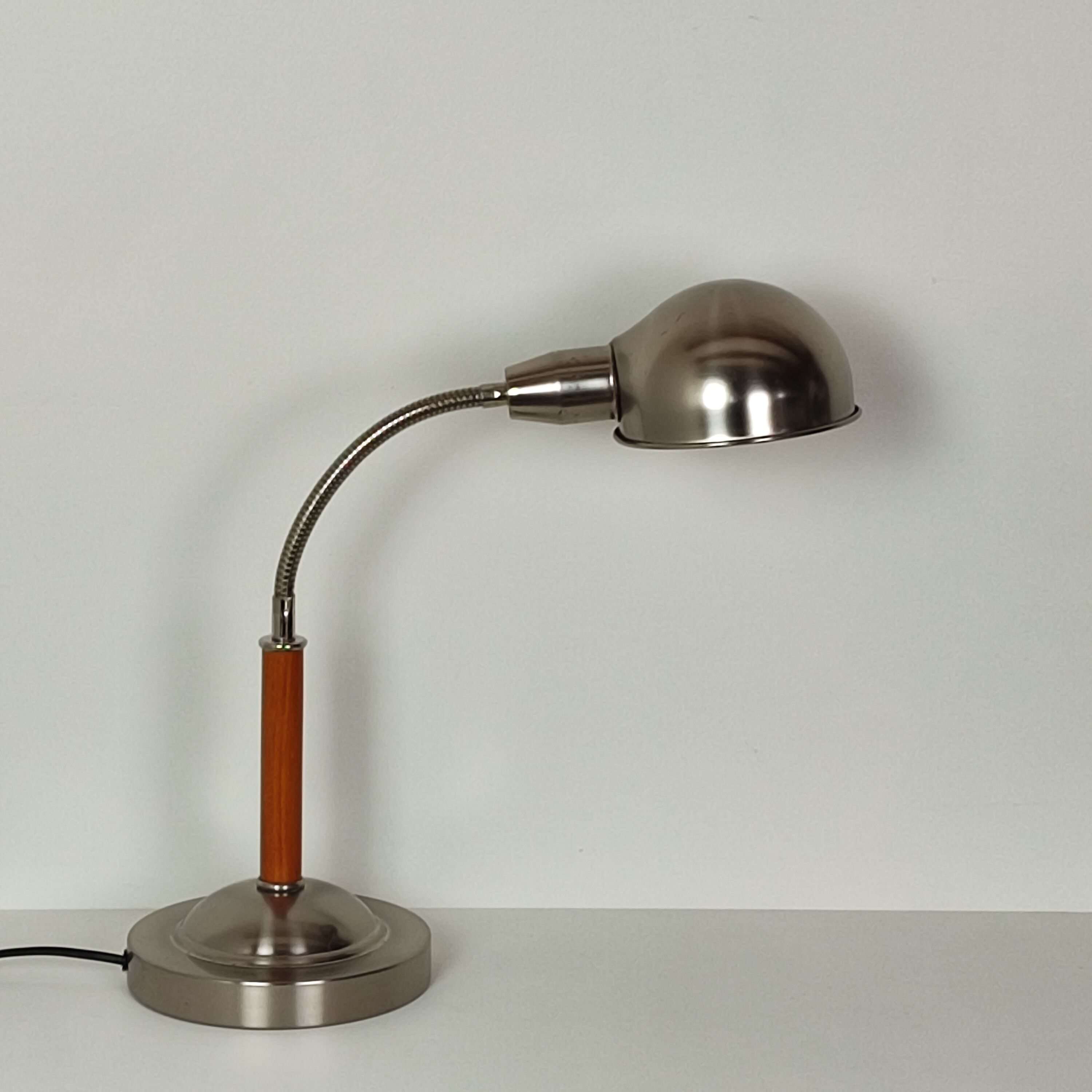 Articulated desk lamp