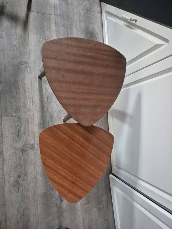 lot de 2 tables basses d'appoint tripode forme triangulaire bords arondis