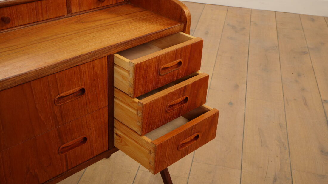 Vintage dressing table | Danish design | Teak