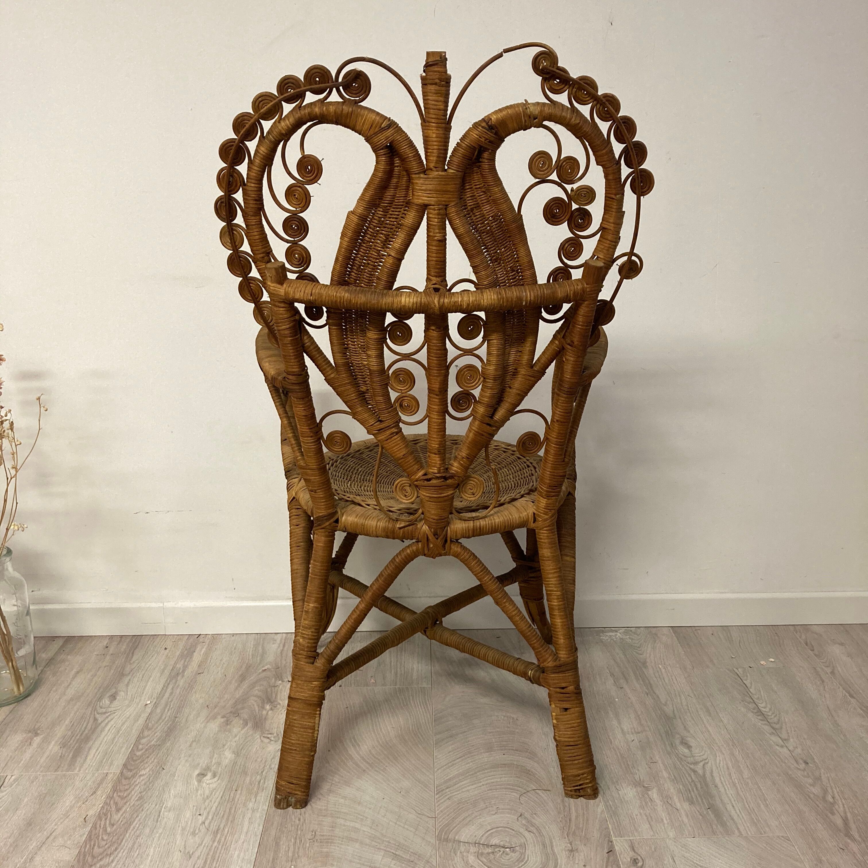 Peacock chair with armrests