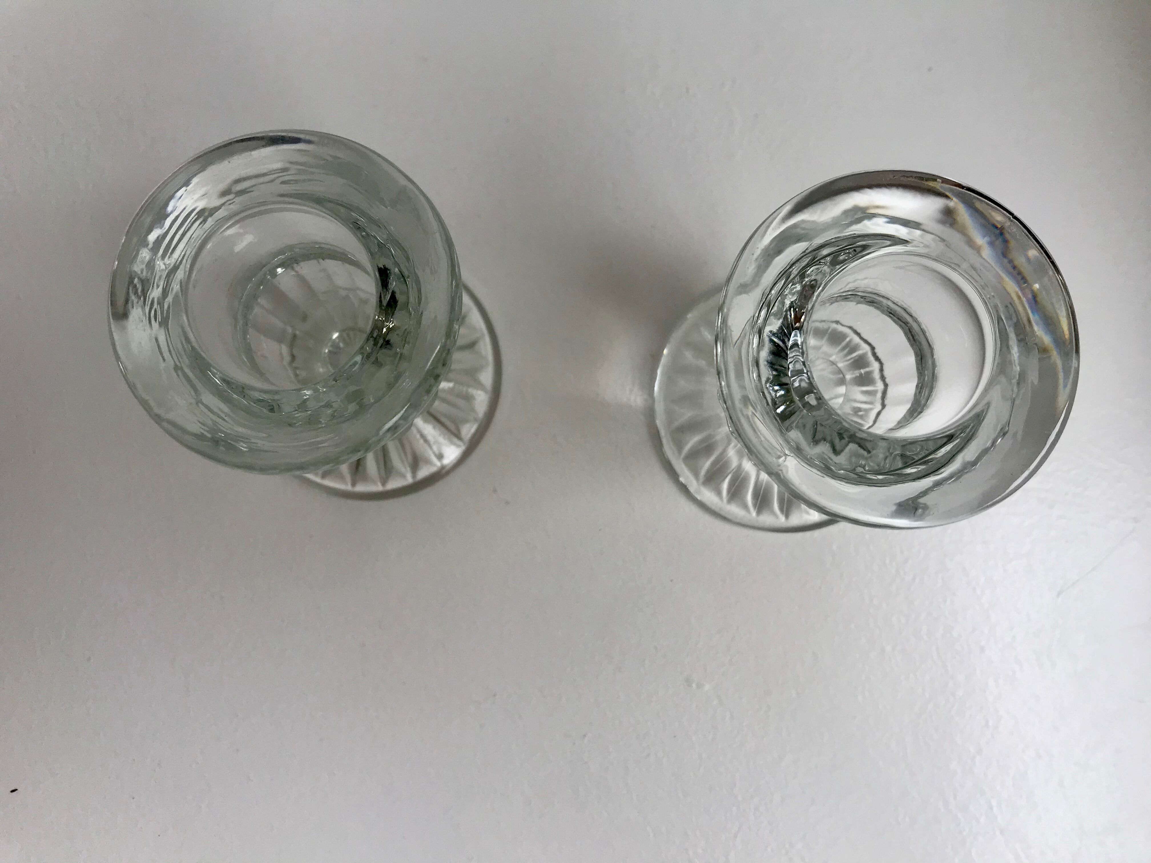 Paire de bougeoirs en verre moulé années 50-60