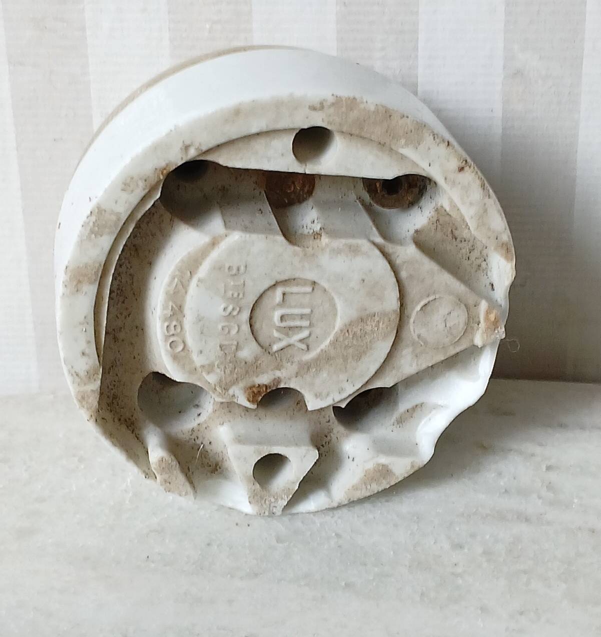 “Lux” porcelain & gold-plated brass switch