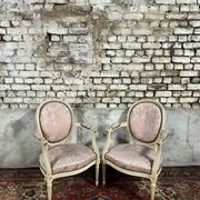 Paire de fauteuils dossier médaillon en bois laqué crème de style louis xvi