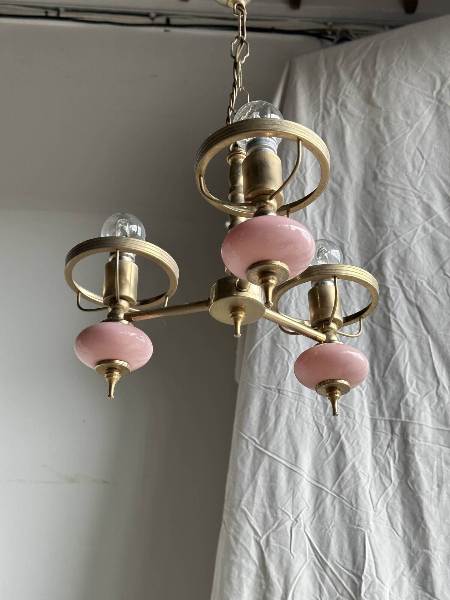 Petit lustre rose et doré à 3 bras de lumières