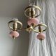Petit lustre rose et doré à 3 bras de lumières