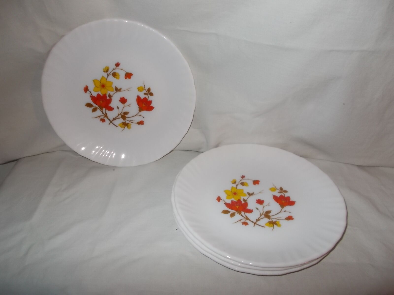 4 vintage Arcopal plates