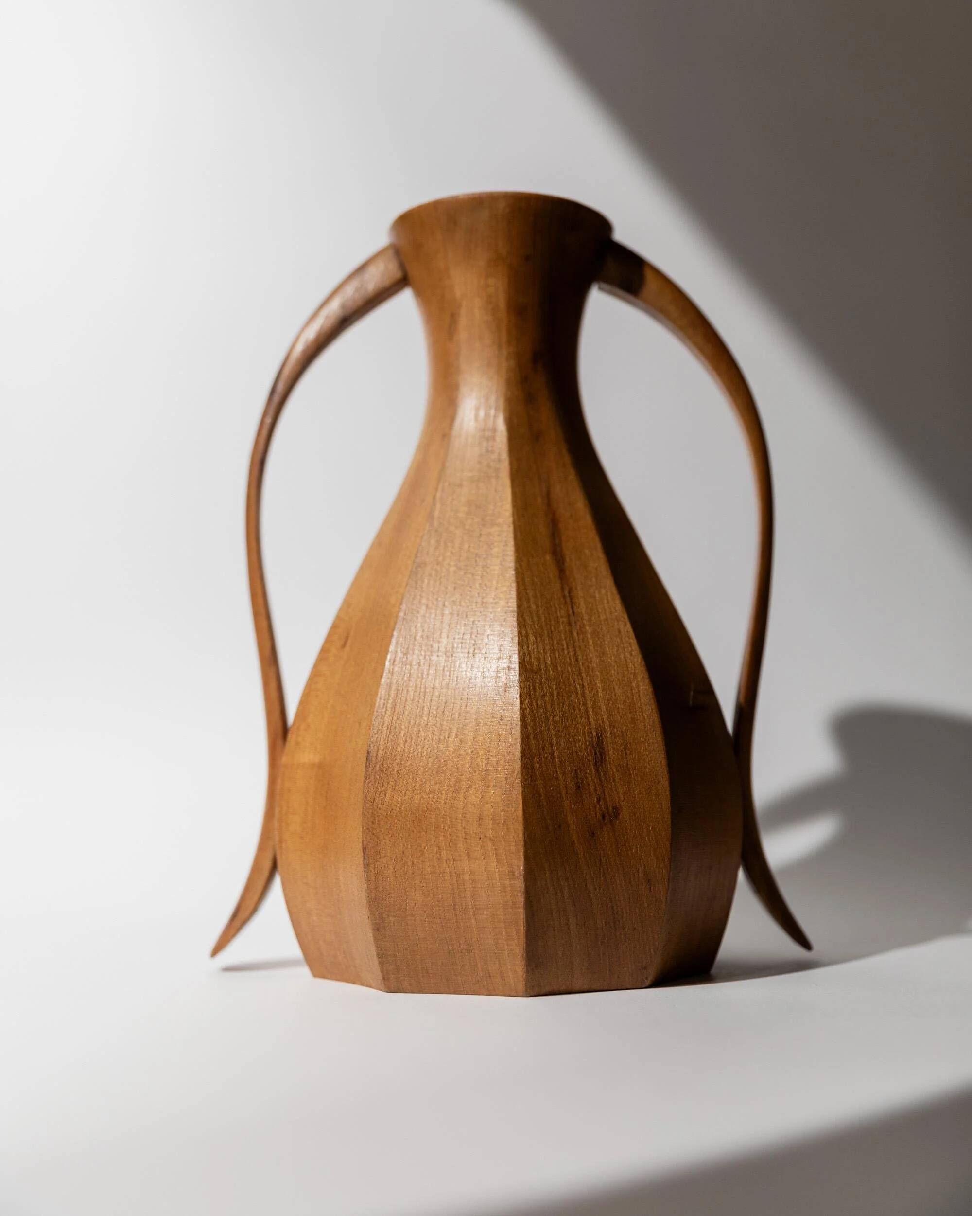 Vase vintage en bois des années 1960 avec deux anses, forme amphore classique, intérieur en métal, objet décoratif design, idée cadeau élégante