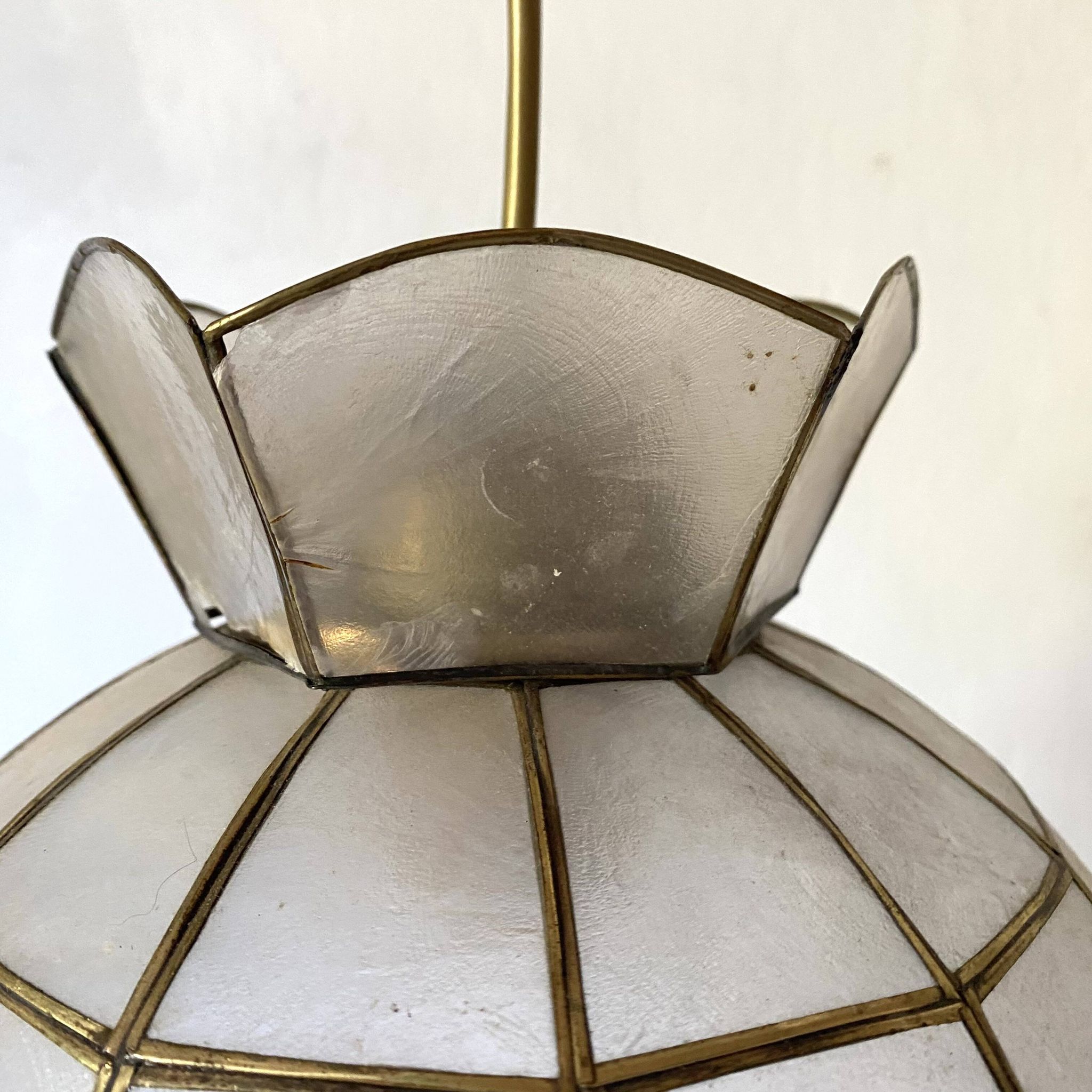 Suspension vintage en nacre et laiton