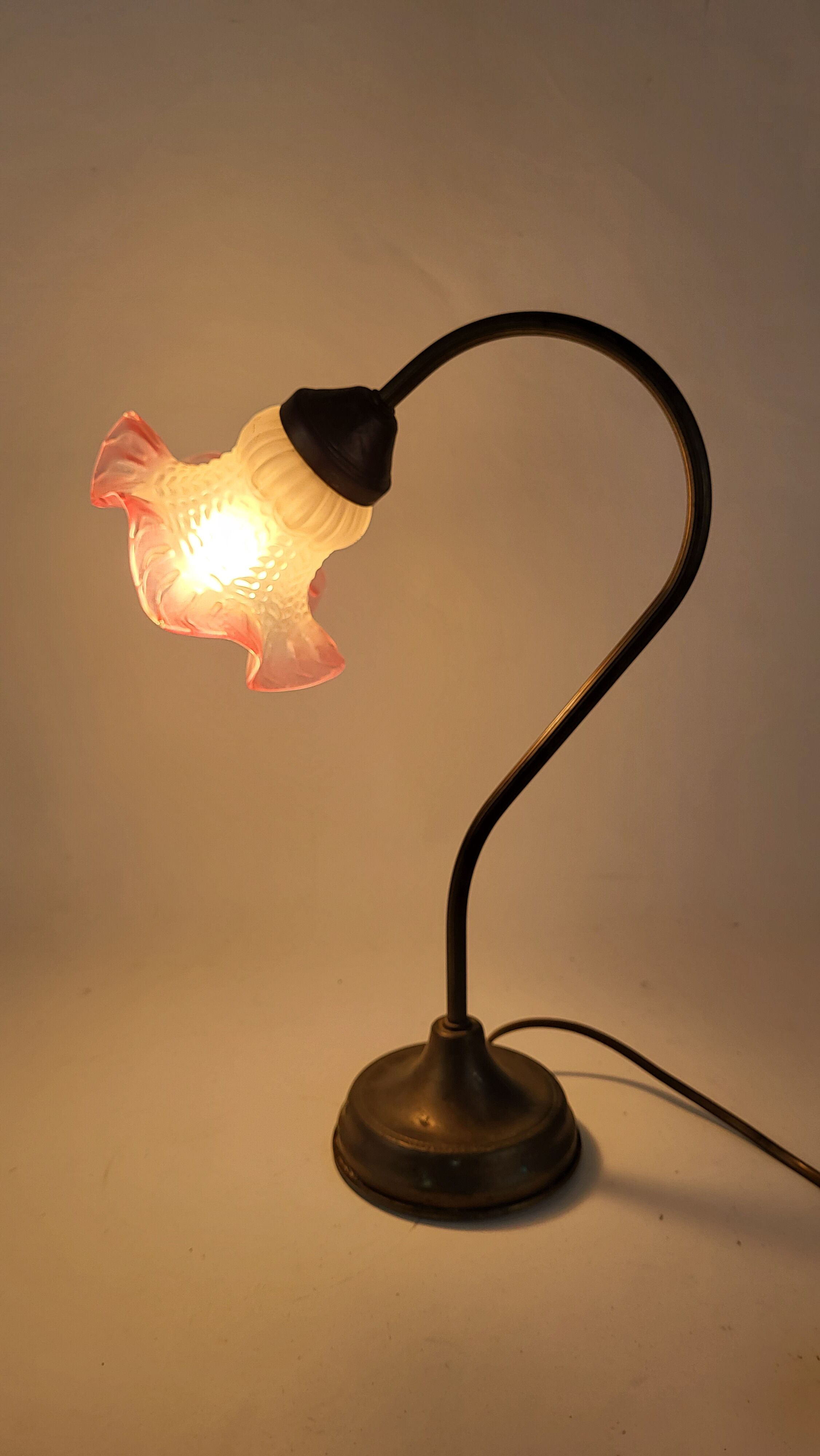 Gooseneck tulip lamp