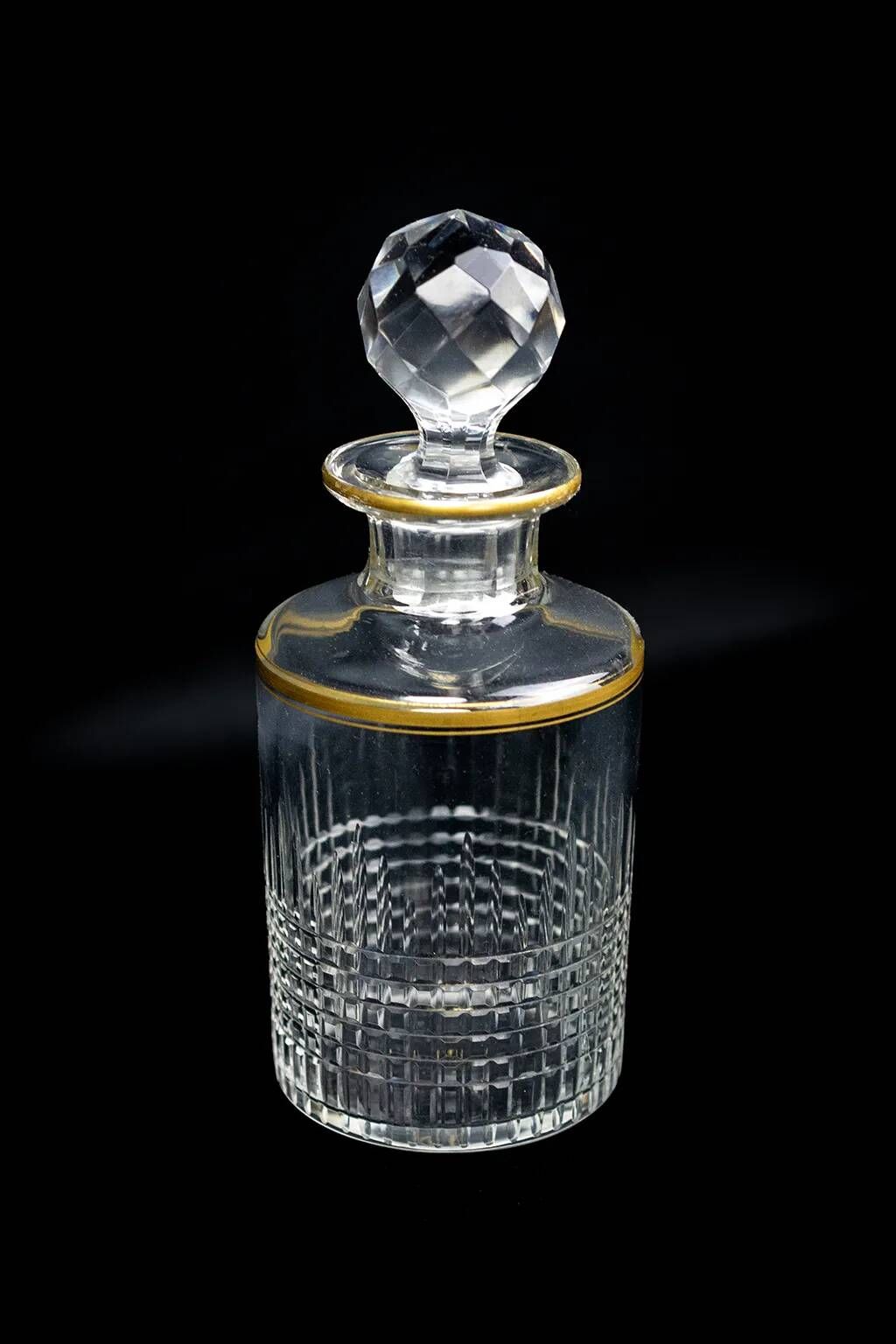 Flacon Baccarat modèle Nancy, cristal taillé et liseré doré, avant 1936