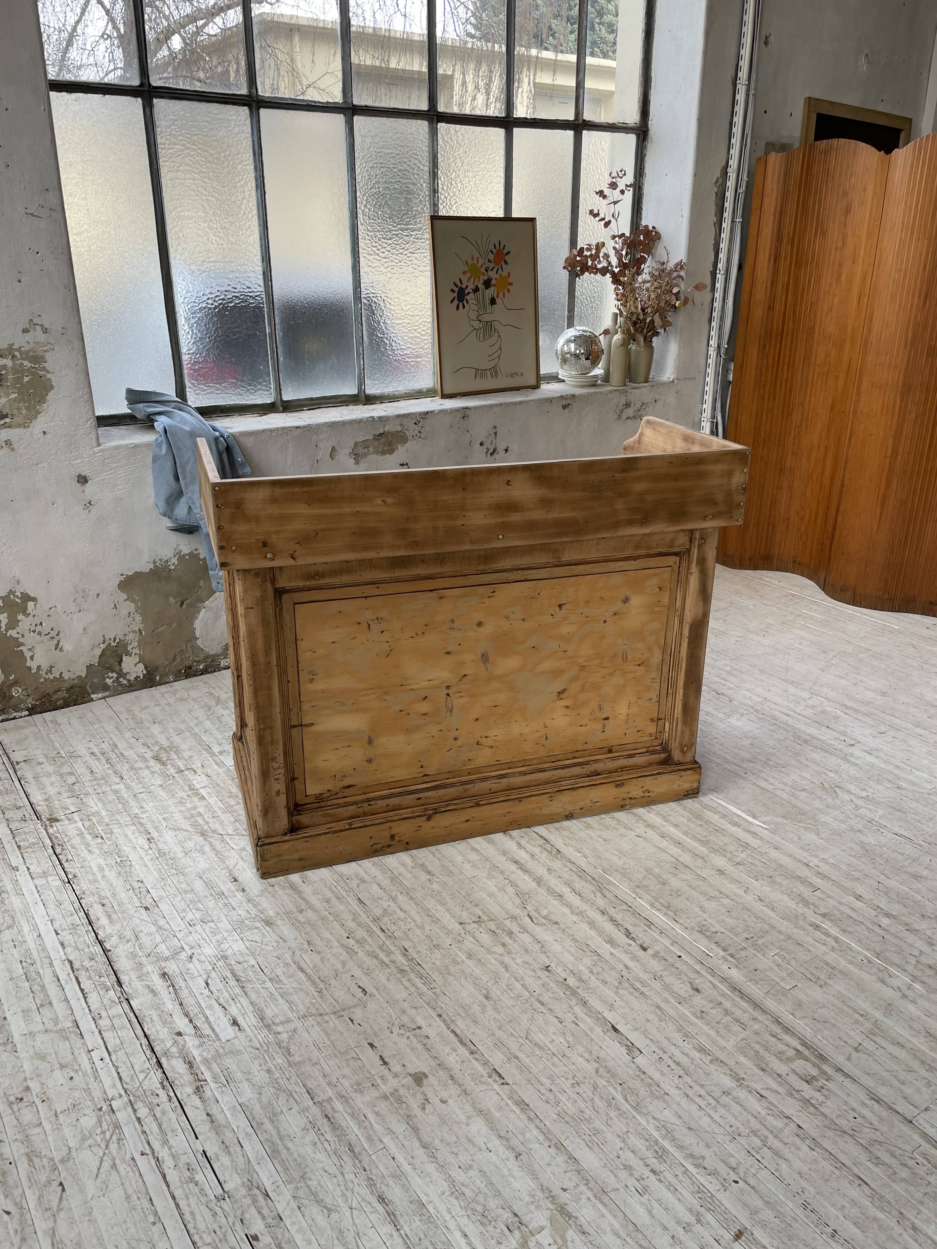 Trading counter central island pine