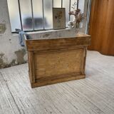Trading counter central island pine