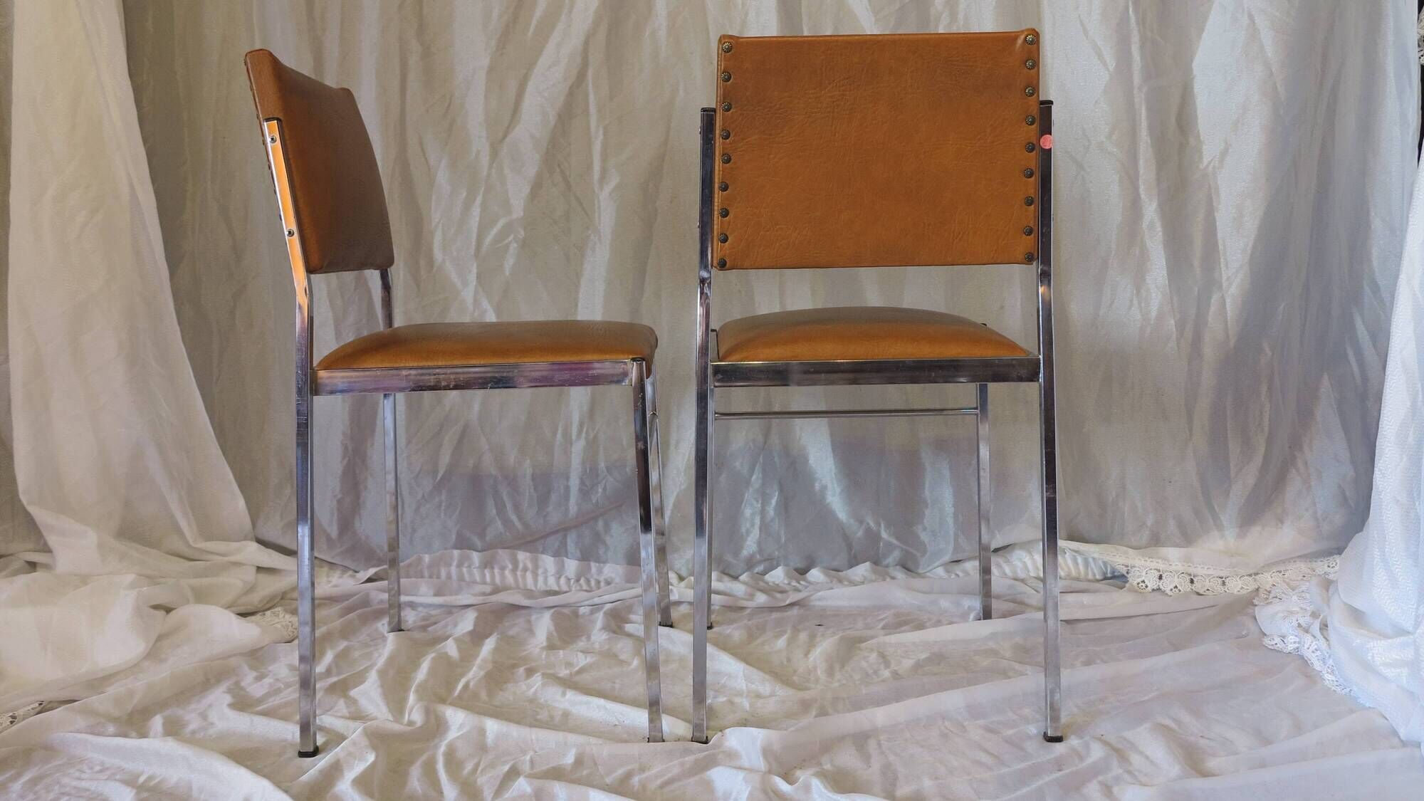 Pair of modernist chairs in chromed metal and imitation leather
