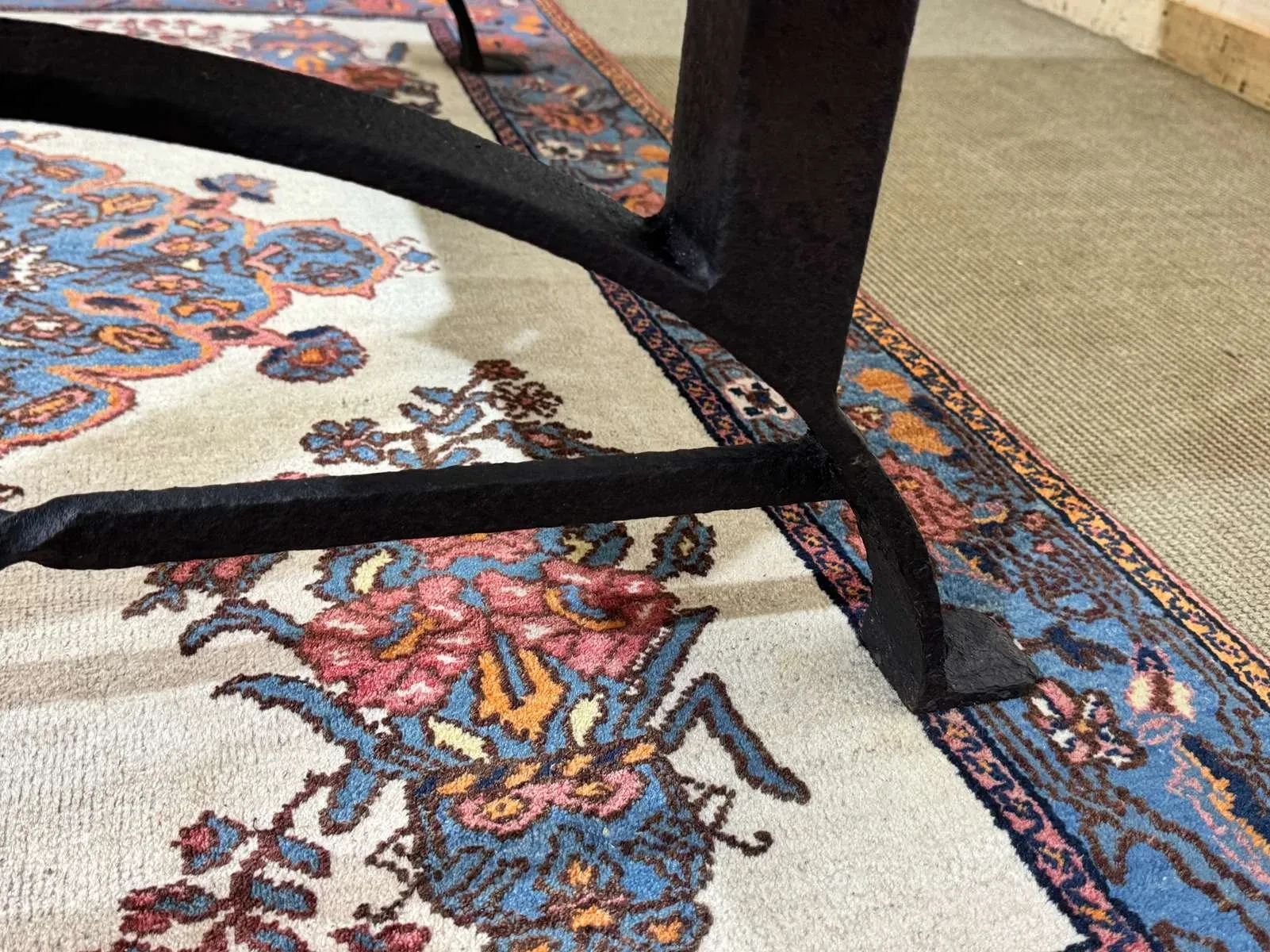 Table en marbre et piétement fonte